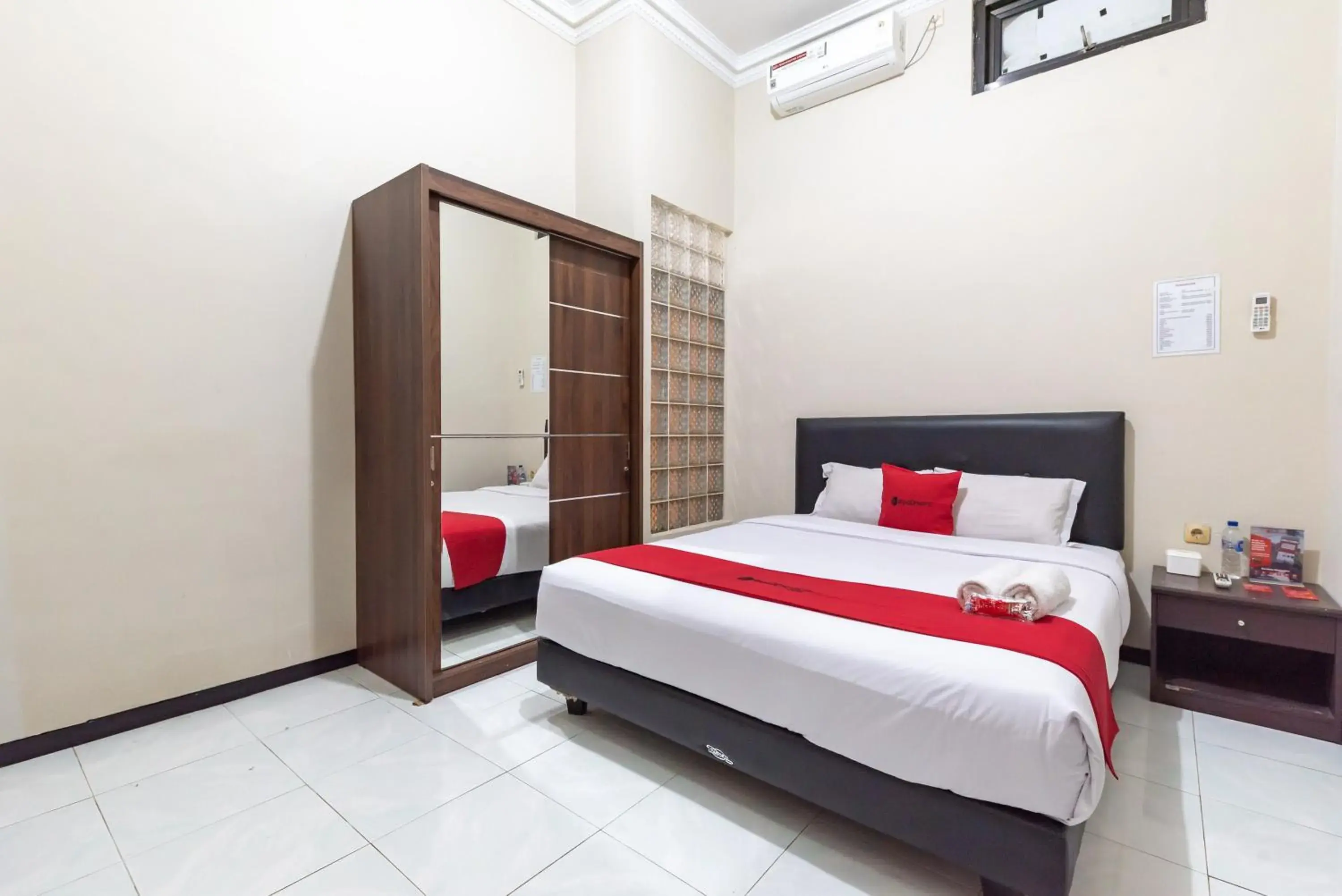 Double Room in RedDoorz @ Soekarno Hatta Indah Double Room in RedDoorz @ Soekarno Hatta Indah