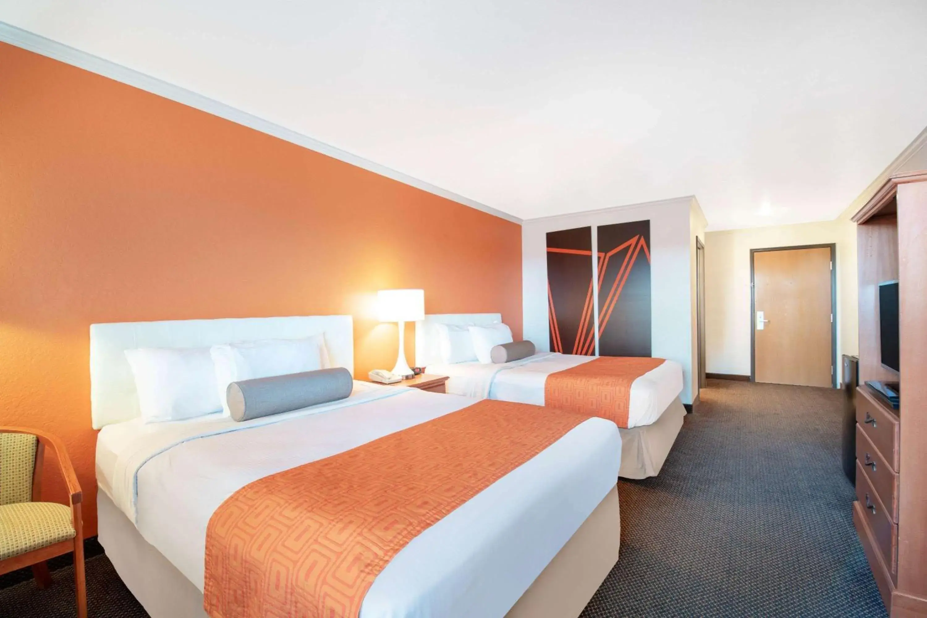 Queen Room with Two Queen Beds - Mobility Access/Non-Smoking in Howard Johnson by Wyndham Oacoma Hotel & Suites Queen Room with Two Queen Beds - Mobility Access/Non-Smoking in Howard Johnson by Wyndham Oacoma Hotel & Suites