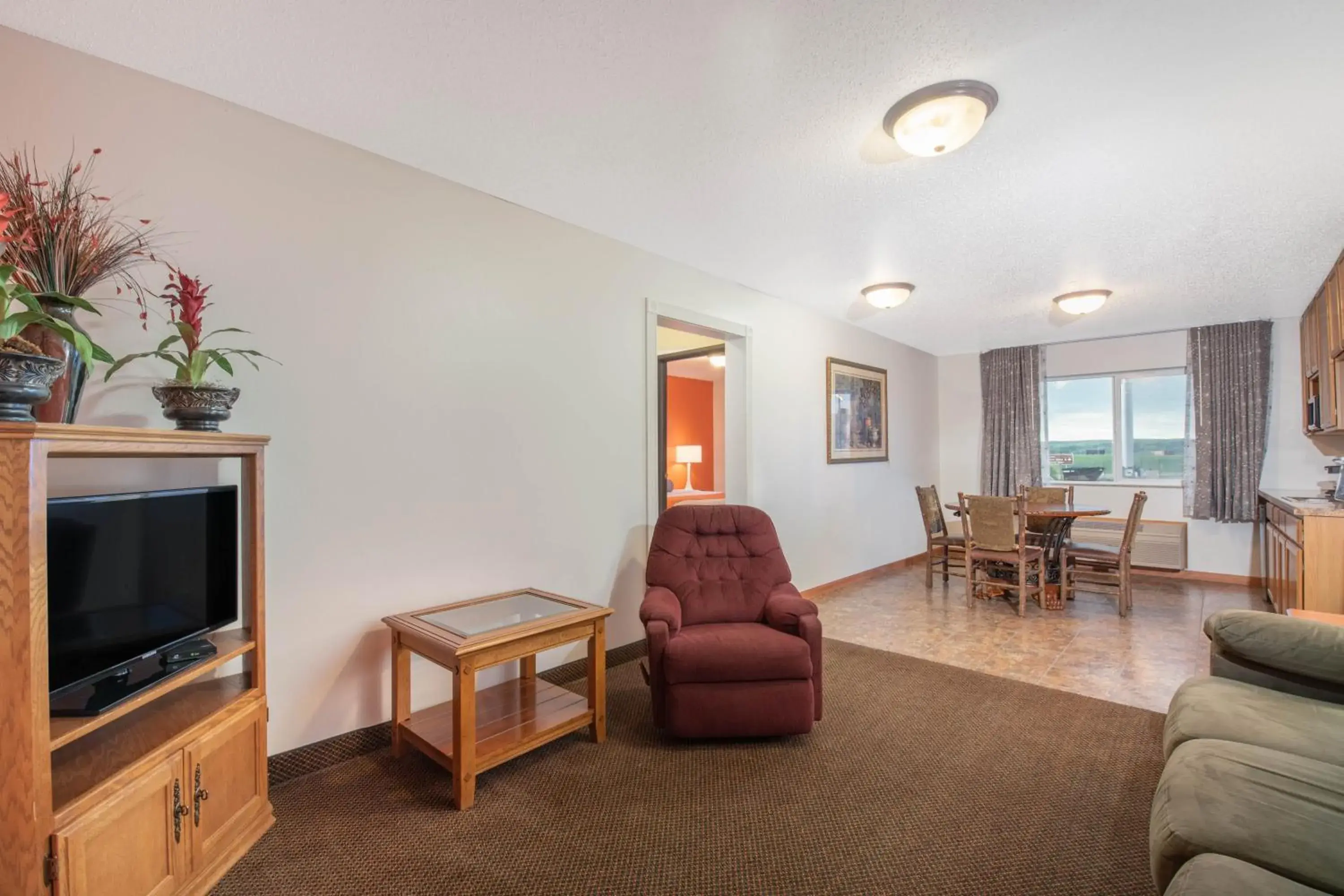 1 King Bed, One-Bedroom, Suite, Non-Smoking in Howard Johnson by Wyndham Oacoma Hotel & Suites 1 King Bed, One-Bedroom, Suite, Non-Smoking in Howard Johnson by Wyndham Oacoma Hotel & Suites