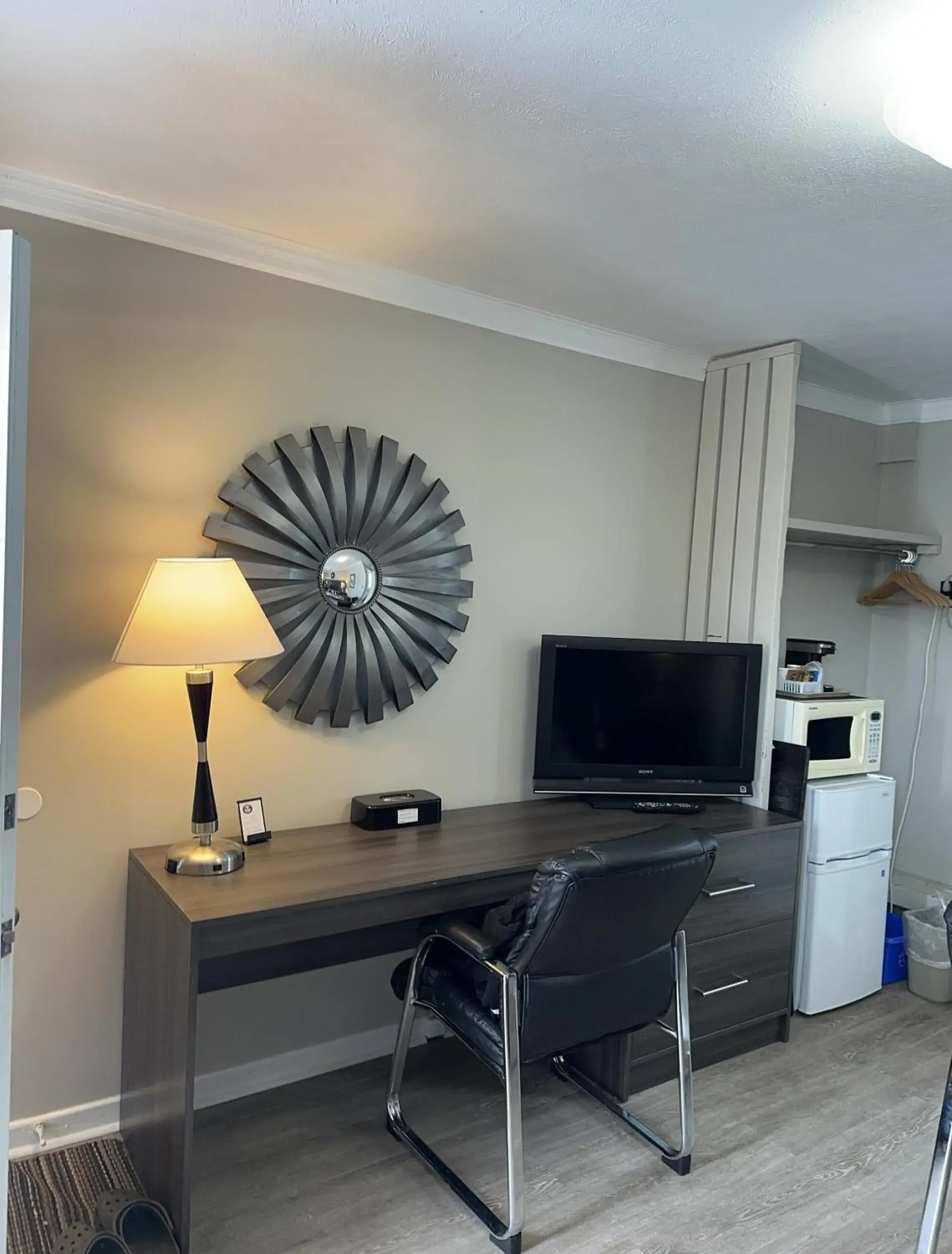 Queen Room in Lakeview Motel & Cottage Queen Room in Lakeview Motel & Cottage