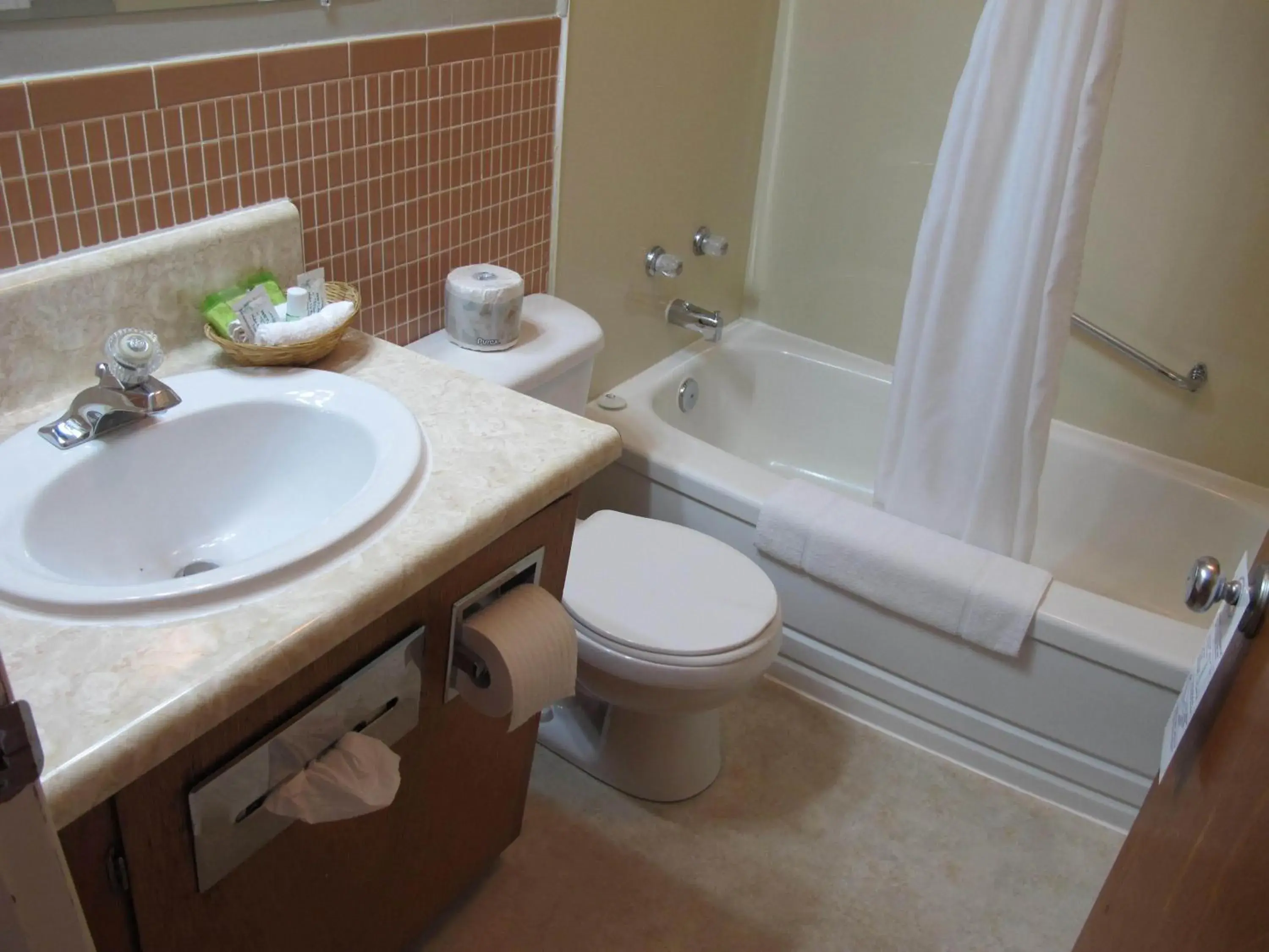 Deluxe Double Room with Two Double Beds - single occupancy in Laurie's Inn Deluxe Double Room with Two Double Beds - single occupancy in Laurie's Inn