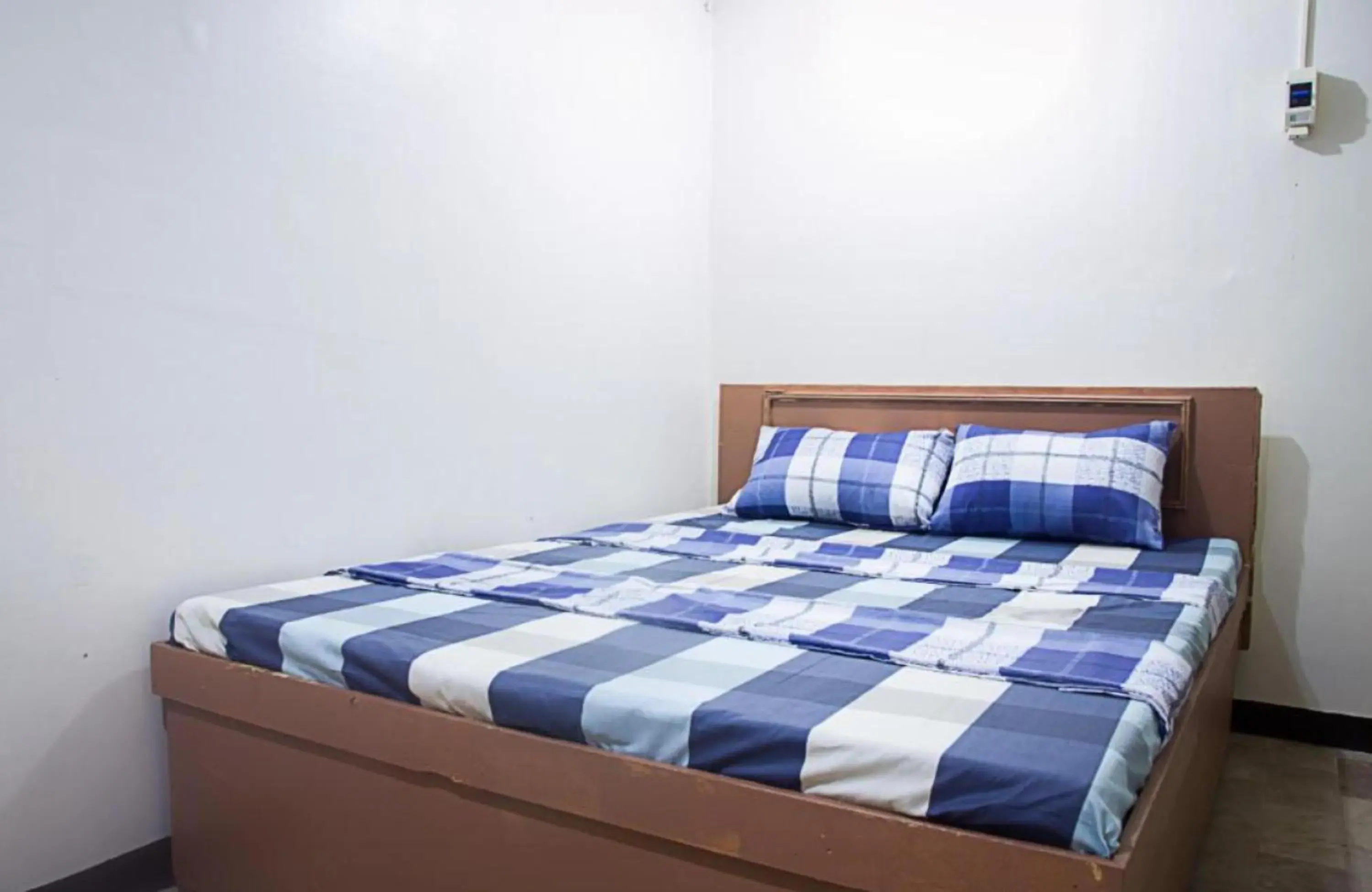Double Room with Shared Bathroom - single occupancy in RedDoorz @ Calceta Street Cogon Double Room with Shared Bathroom - single occupancy in RedDoorz @ Calceta Street Cogon