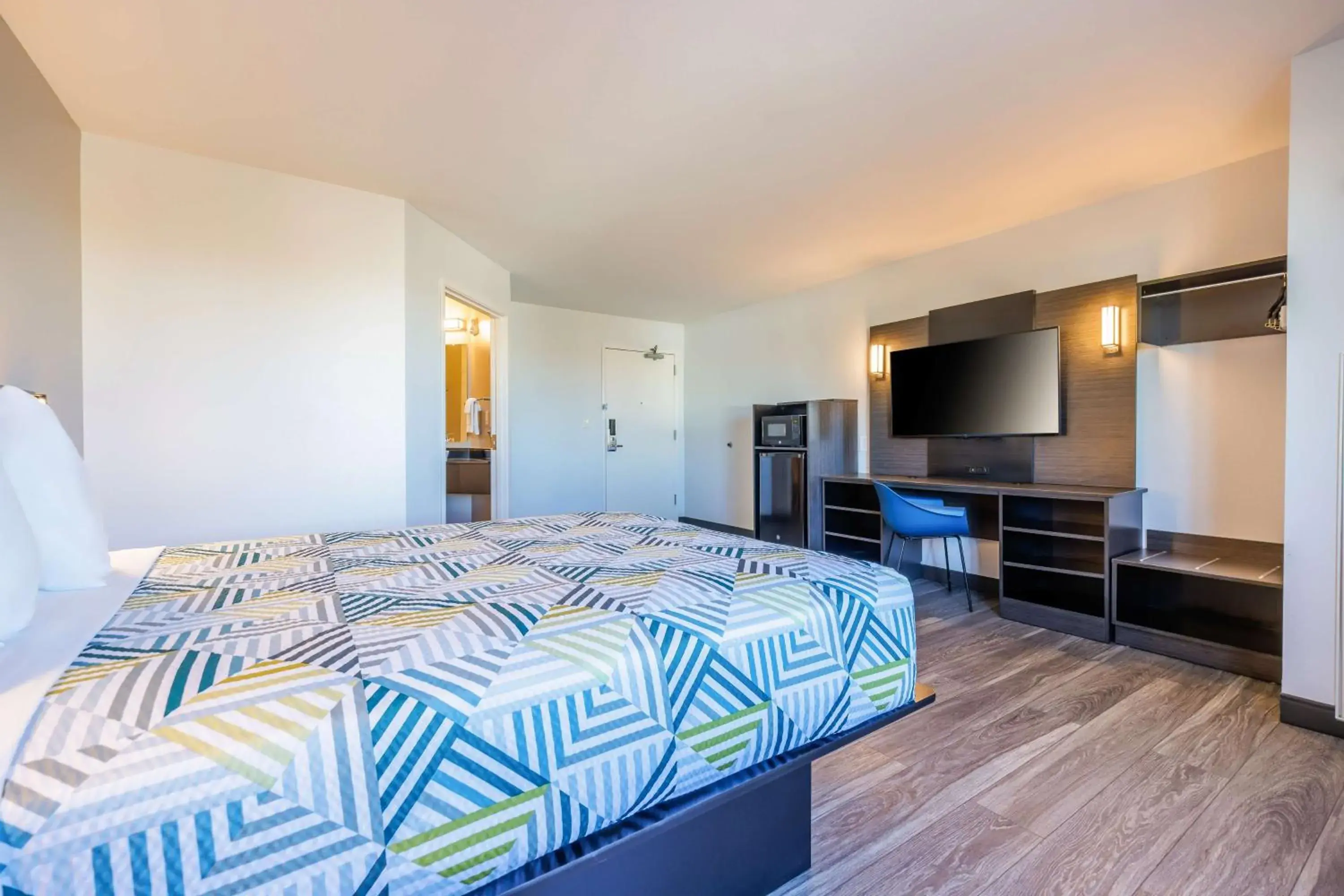 Queen Room - Non-Smoking in Motel 6-Grand Island, NE Queen Room - Non-Smoking in Motel 6-Grand Island, NE