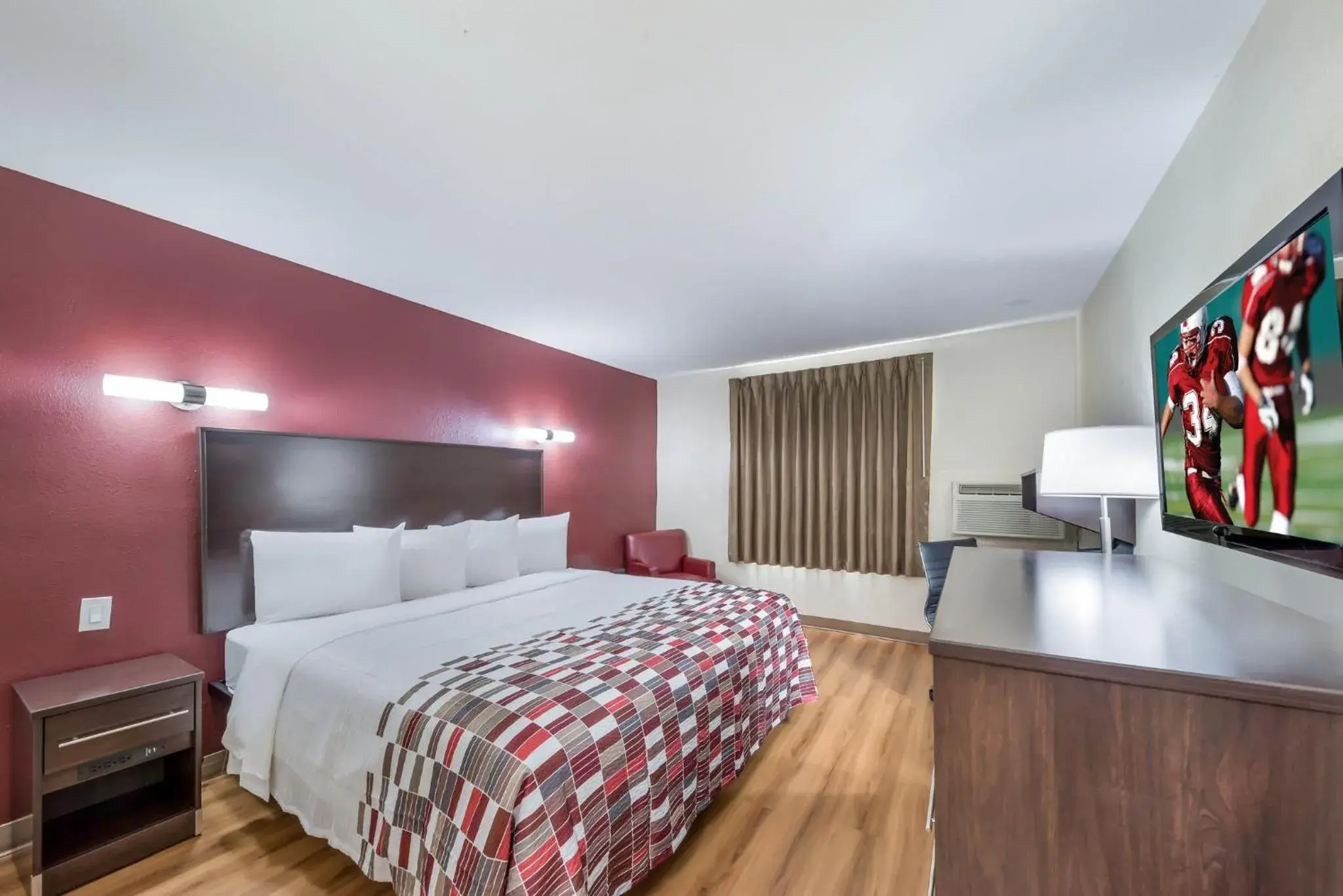 Superior King Room Non-Smoking in Red Roof Inn & Suites Denton Superior King Room Non-Smoking in Red Roof Inn & Suites Denton