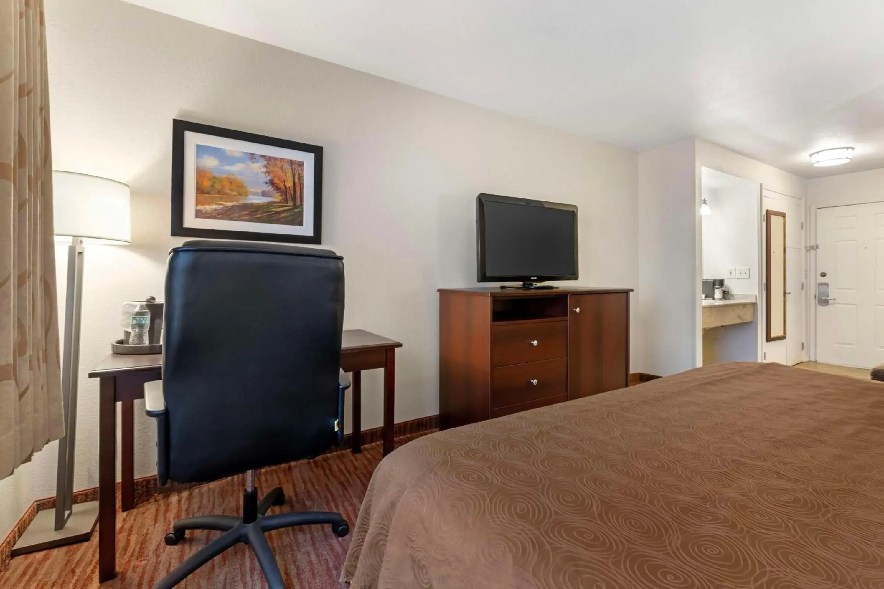 King Room with Lake View in Best Western Plus Concord Inn King Room with Lake View in Best Western Plus Concord Inn