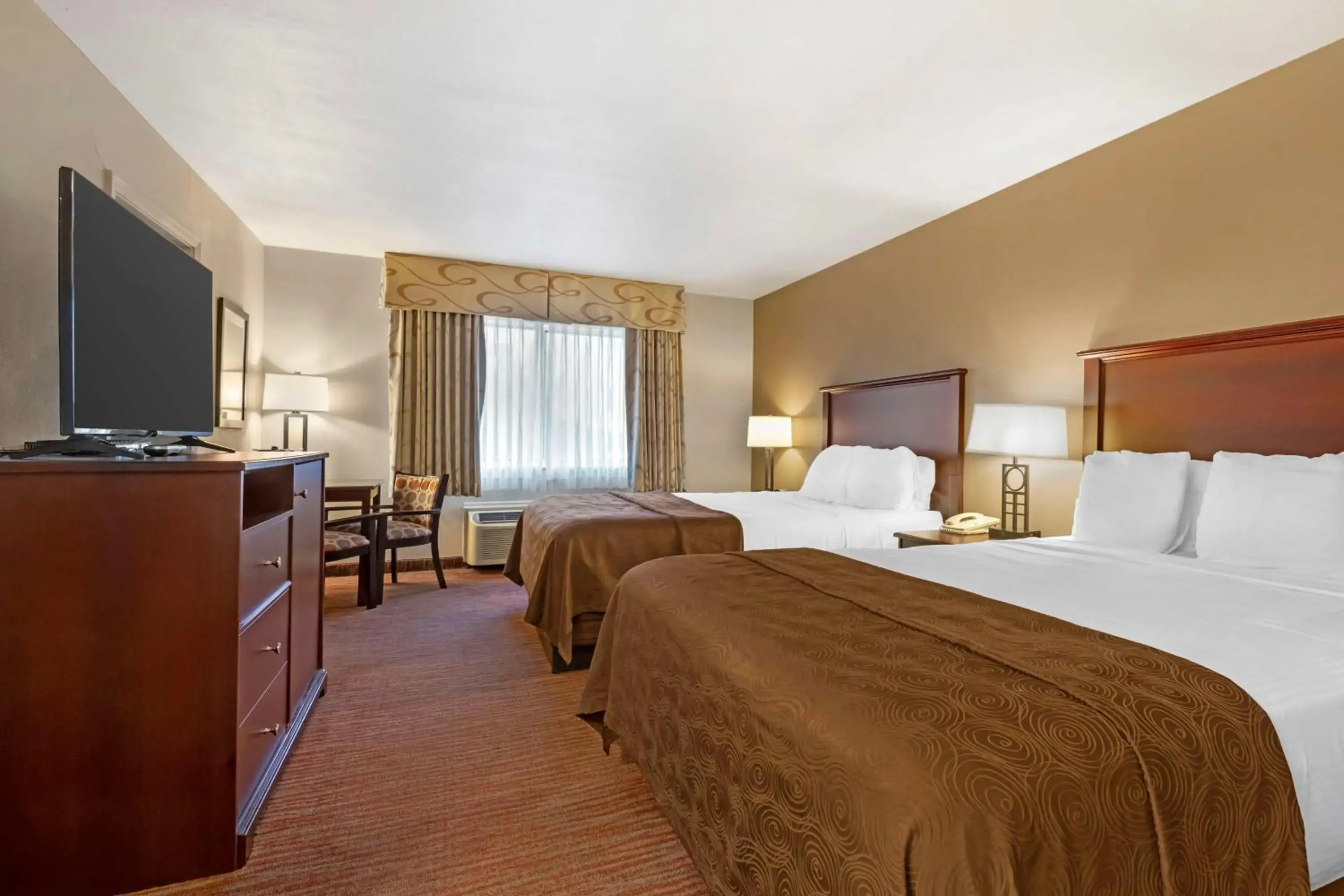 Suite with Two Queen Beds and One King Bed Room in Best Western Plus Concord Inn Suite with Two Queen Beds and One King Bed Room in Best Western Plus Concord Inn