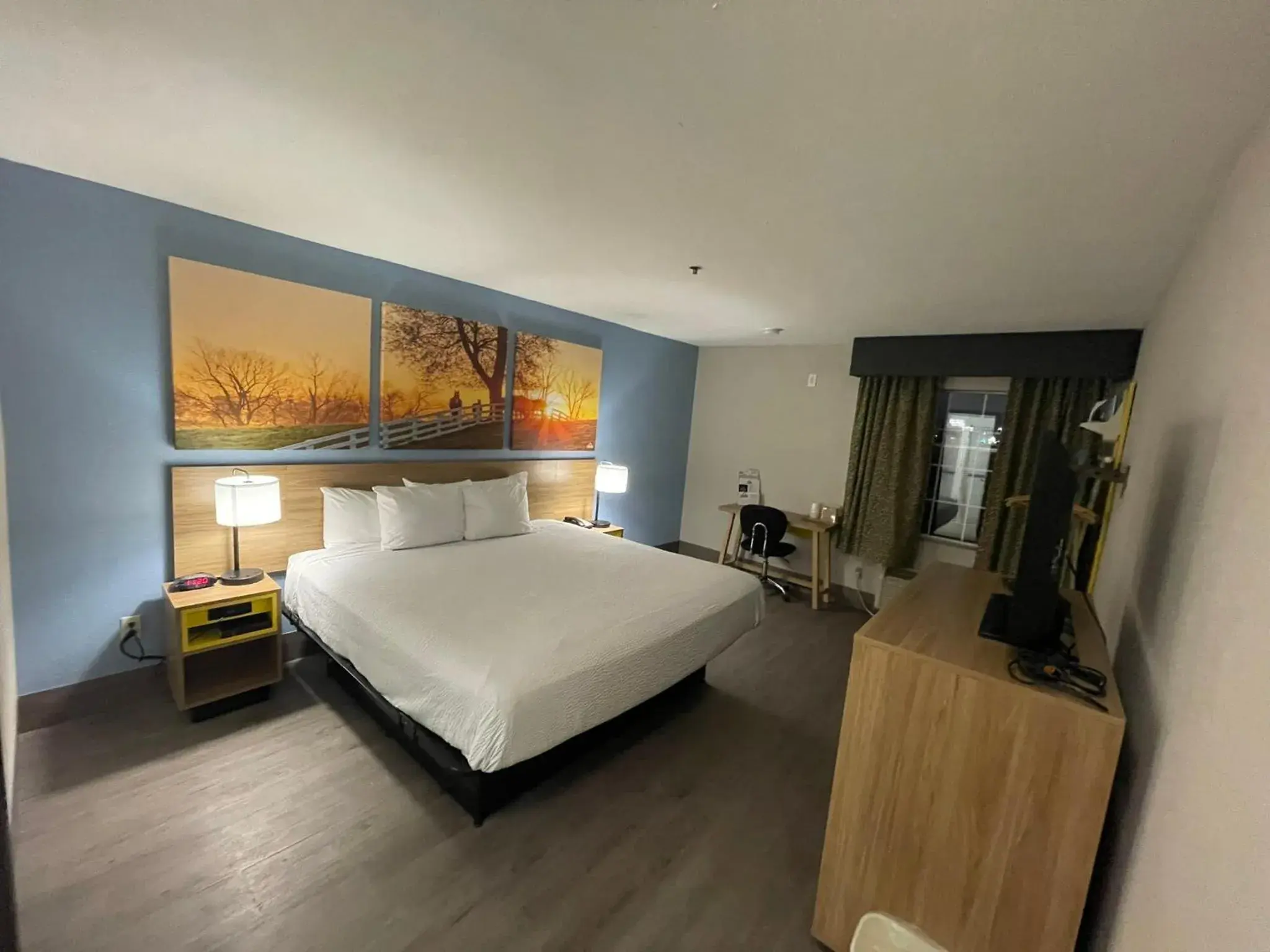 King Room - Disability Access/Non-Smoking in Days Inn by Wyndham Shawnee King Room - Disability Access/Non-Smoking in Days Inn by Wyndham Shawnee