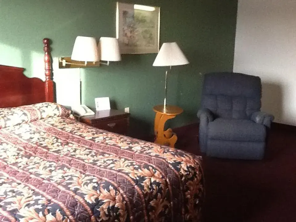 Queen Room - Non-Smoking in Super 8 by Wyndham Kennett Queen Room - Non-Smoking in Super 8 by Wyndham Kennett