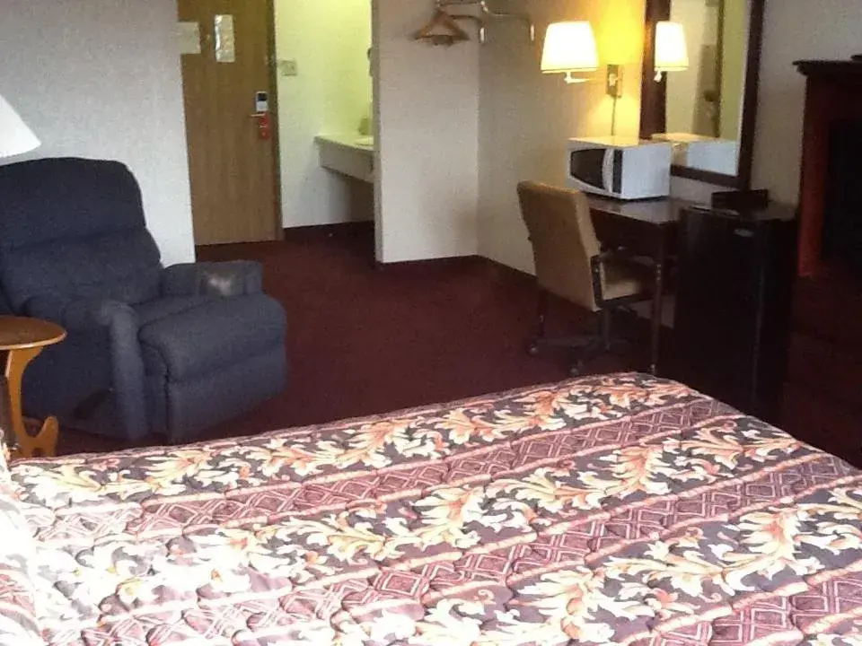 Queen Room - Smoking in Super 8 by Wyndham Kennett Queen Room - Smoking in Super 8 by Wyndham Kennett