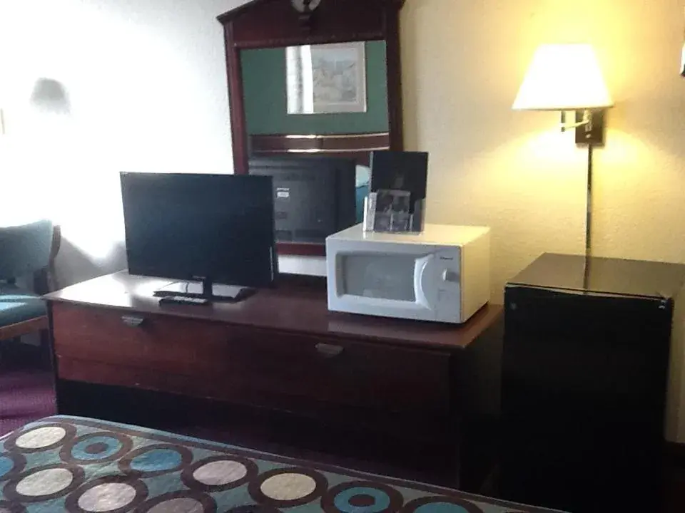 Queen Room with Two Queen Beds - Non-Smoking in Super 8 by Wyndham Kennett Queen Room with Two Queen Beds - Non-Smoking in Super 8 by Wyndham Kennett