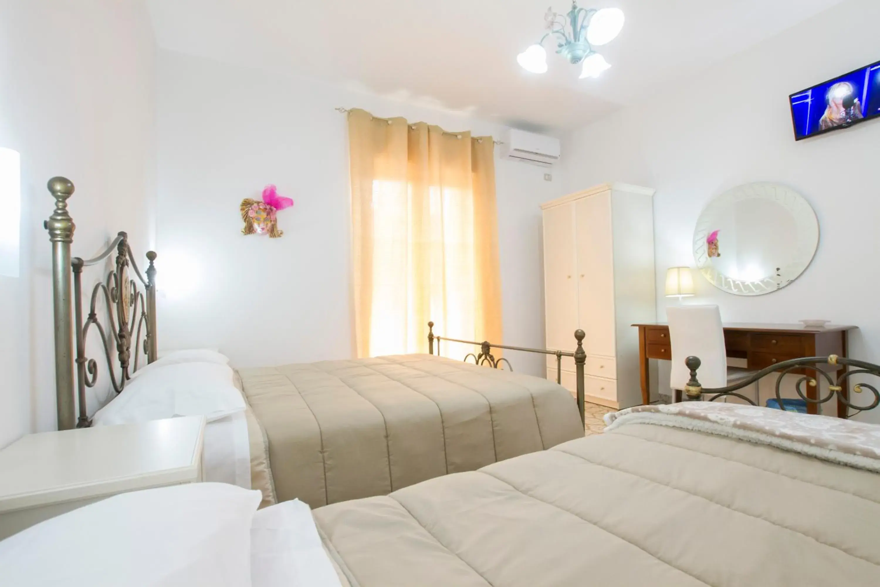 Triple Room with Private Bathroom - single occupancy in Le Maschere B&B Triple Room with Private Bathroom - single occupancy in Le Maschere B&B