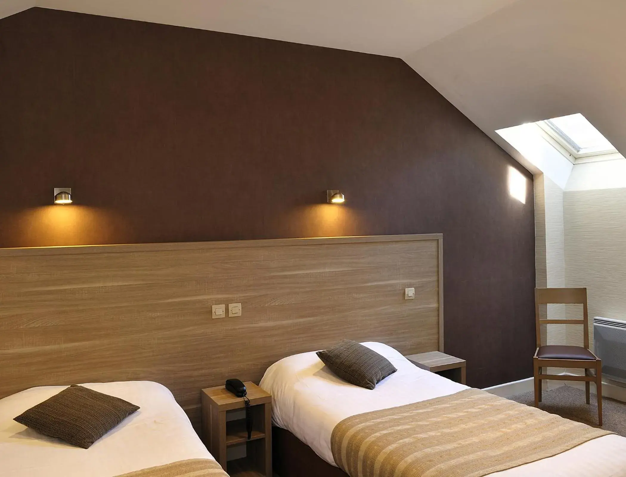 Twin Room in Logis Hôtel Restaurant Le Puits Doré Twin Room in Logis Hôtel Restaurant Le Puits Doré