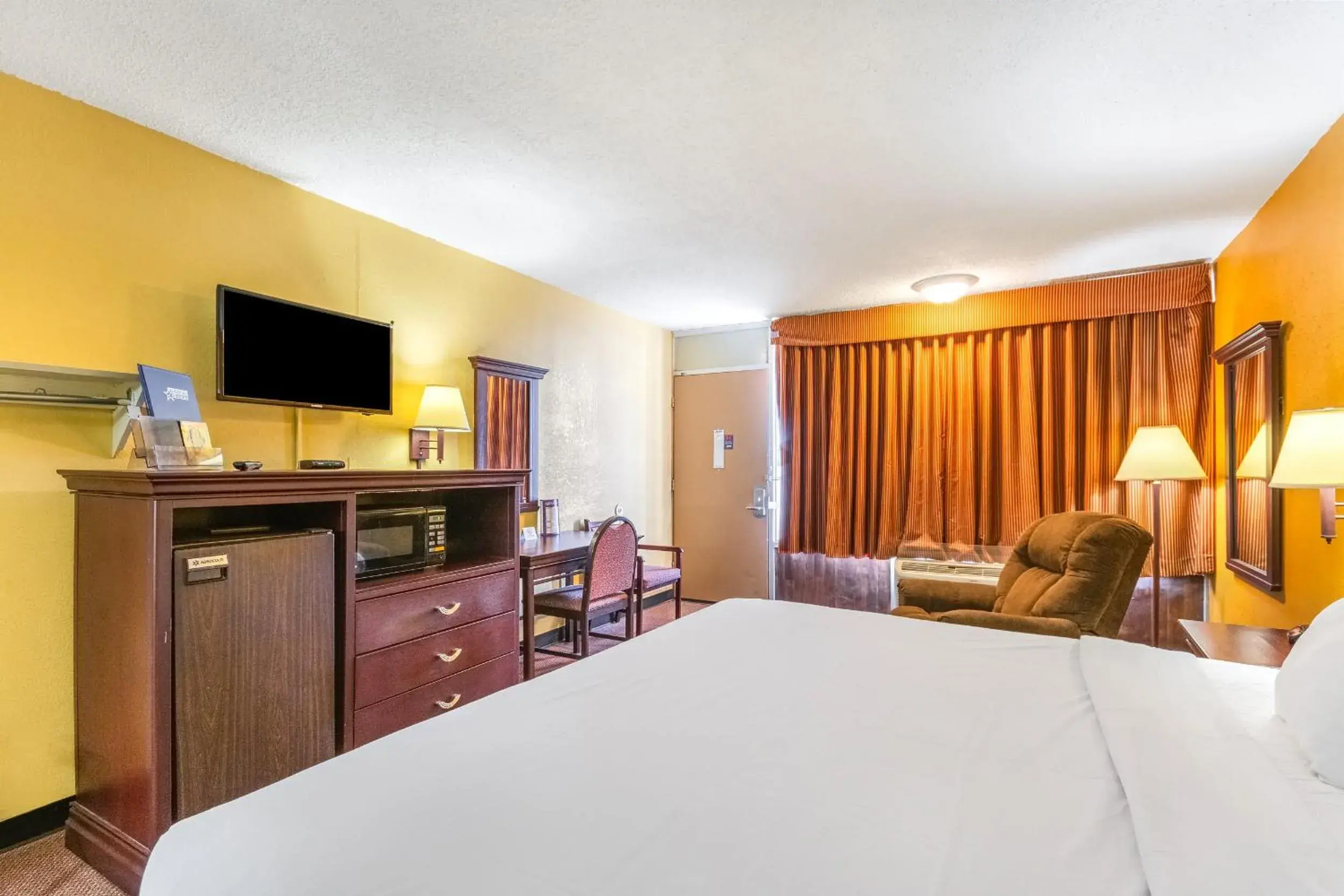 King Room - single occupancy - Disability Access/Non-Smoking in Americas Best Value Inn of Elk City King Room - single occupancy - Disability Access/Non-Smoking in Americas Best Value Inn of Elk City