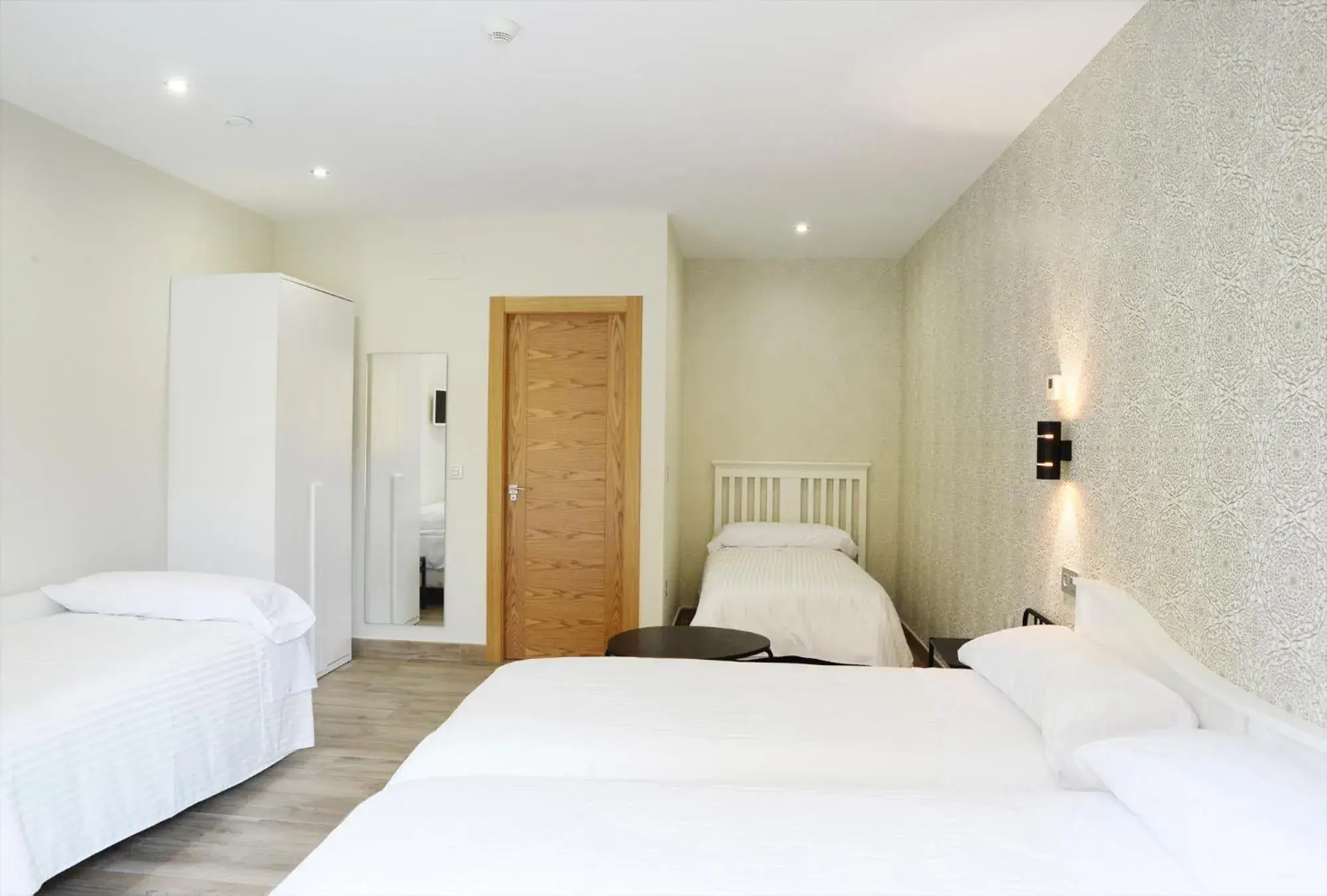 Quadruple Room with Private Bathroom in Hotel Rural Oasibeth Quadruple Room with Private Bathroom in Hotel Rural Oasibeth