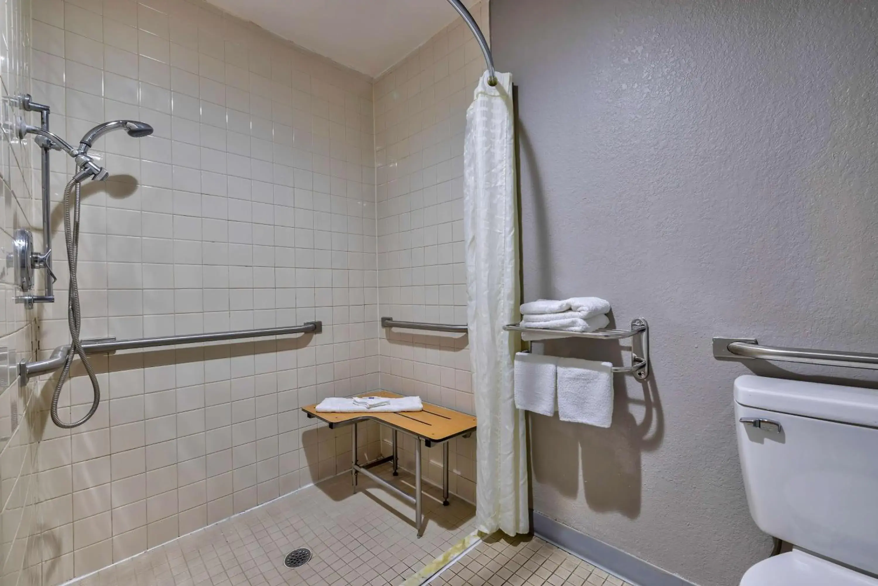 King Room with Roll-in Shower - Disability Access - Non-Smoking in Motel 6 Little Rock AR South King Room with Roll-in Shower - Disability Access - Non-Smoking in Motel 6 Little Rock AR South