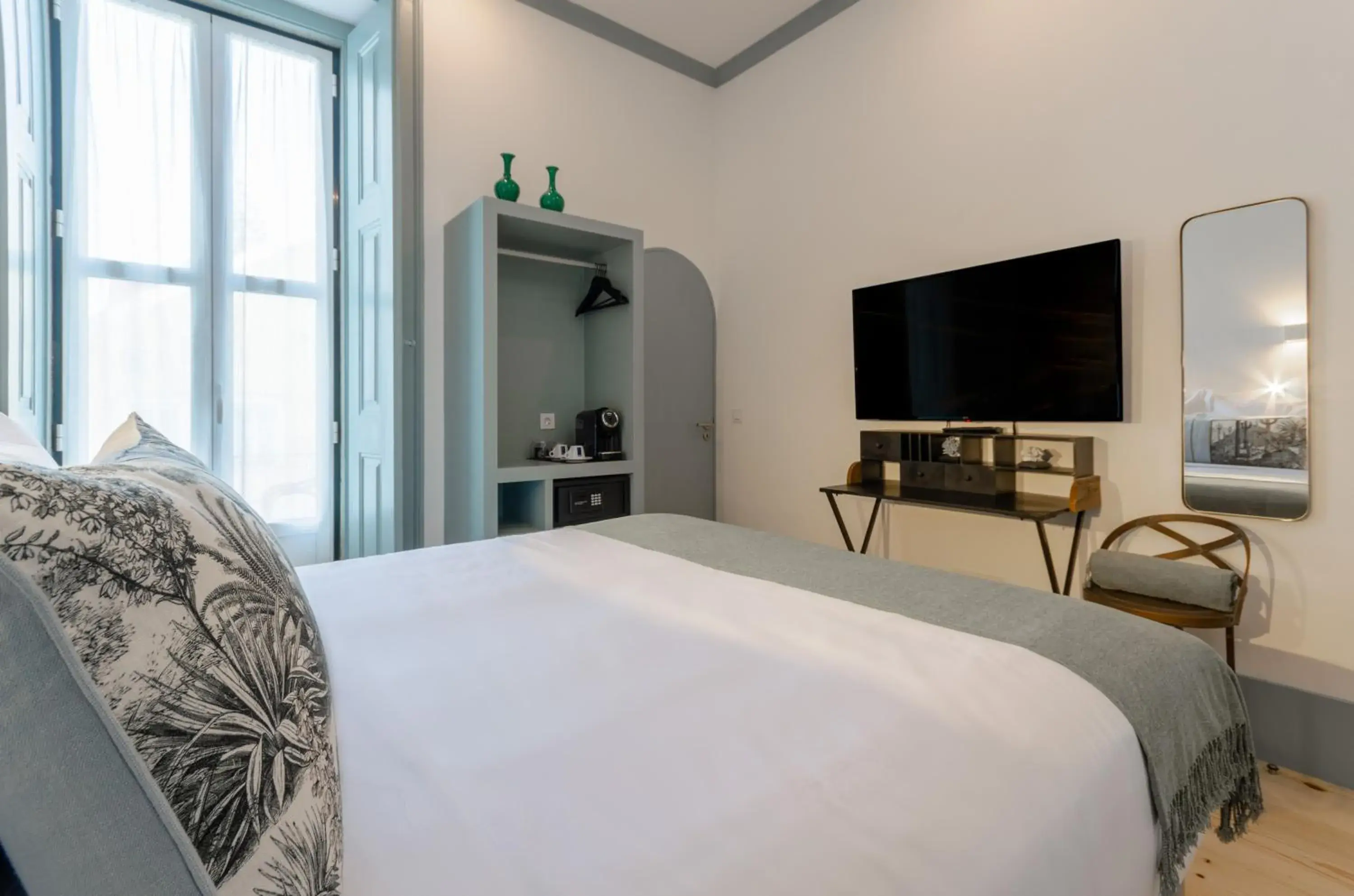 Superior Room with Balcony and City View in Westlight Cascais Chalet - Adults Only Superior Room with Balcony and City View in Westlight Cascais Chalet - Adults Only