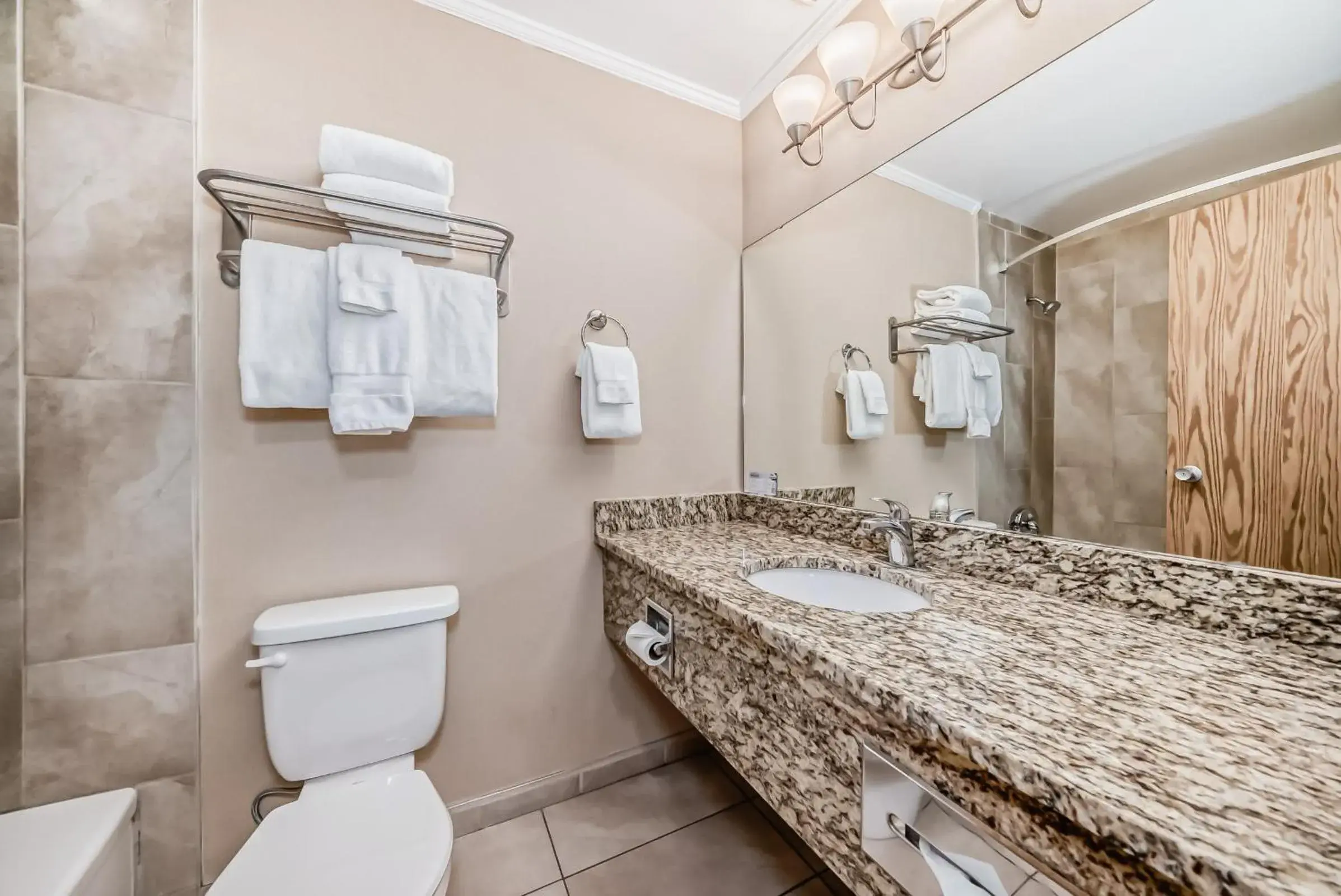 Standard Double Room in Invermere Inn & Suites Standard Double Room in Invermere Inn & Suites