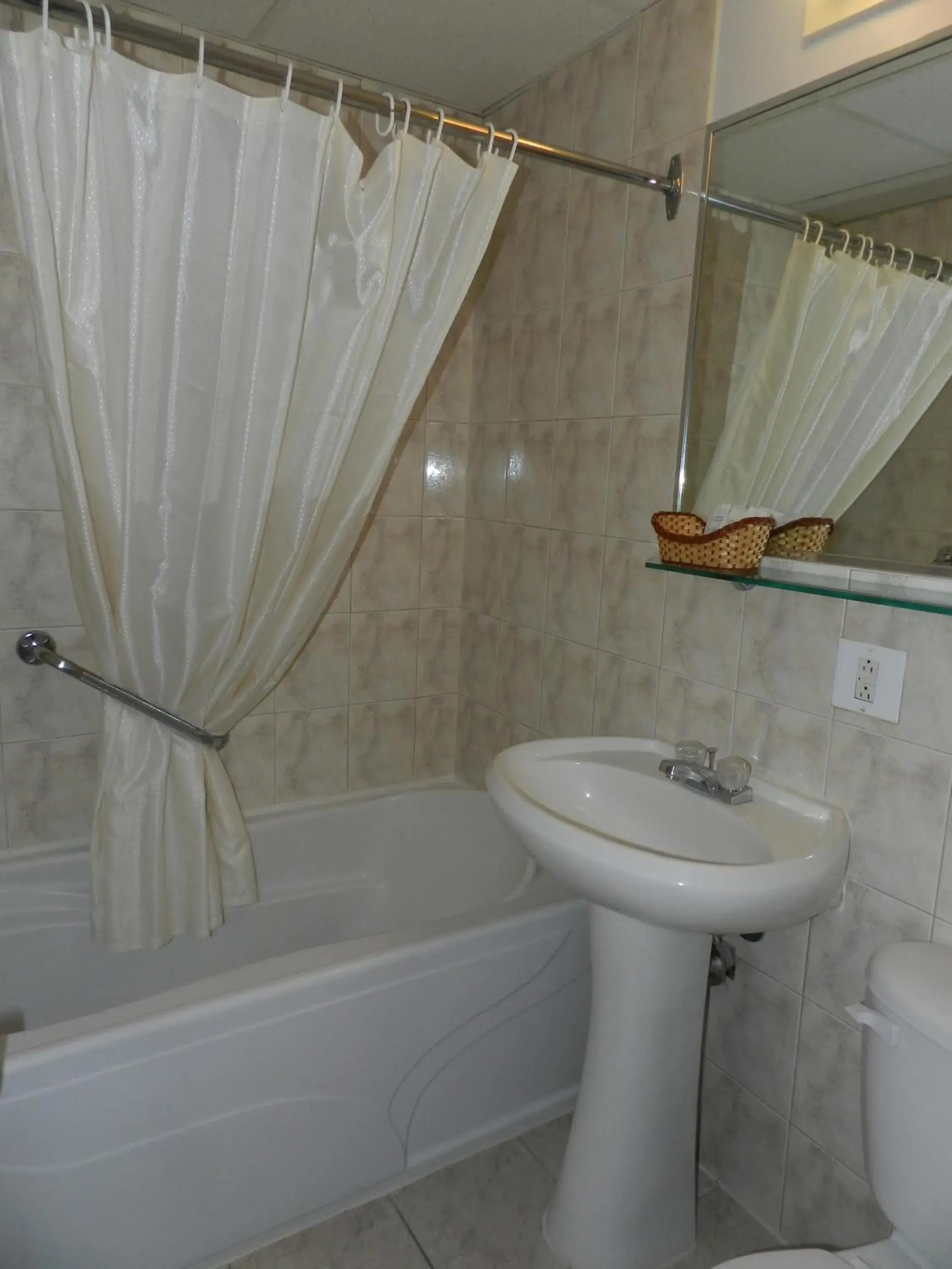 Queen Room with 7 days Parking and Airport Transfer in L'Auberge de l'Aeroport Inn Queen Room with 7 days Parking and Airport Transfer in L'Auberge de l'Aeroport Inn