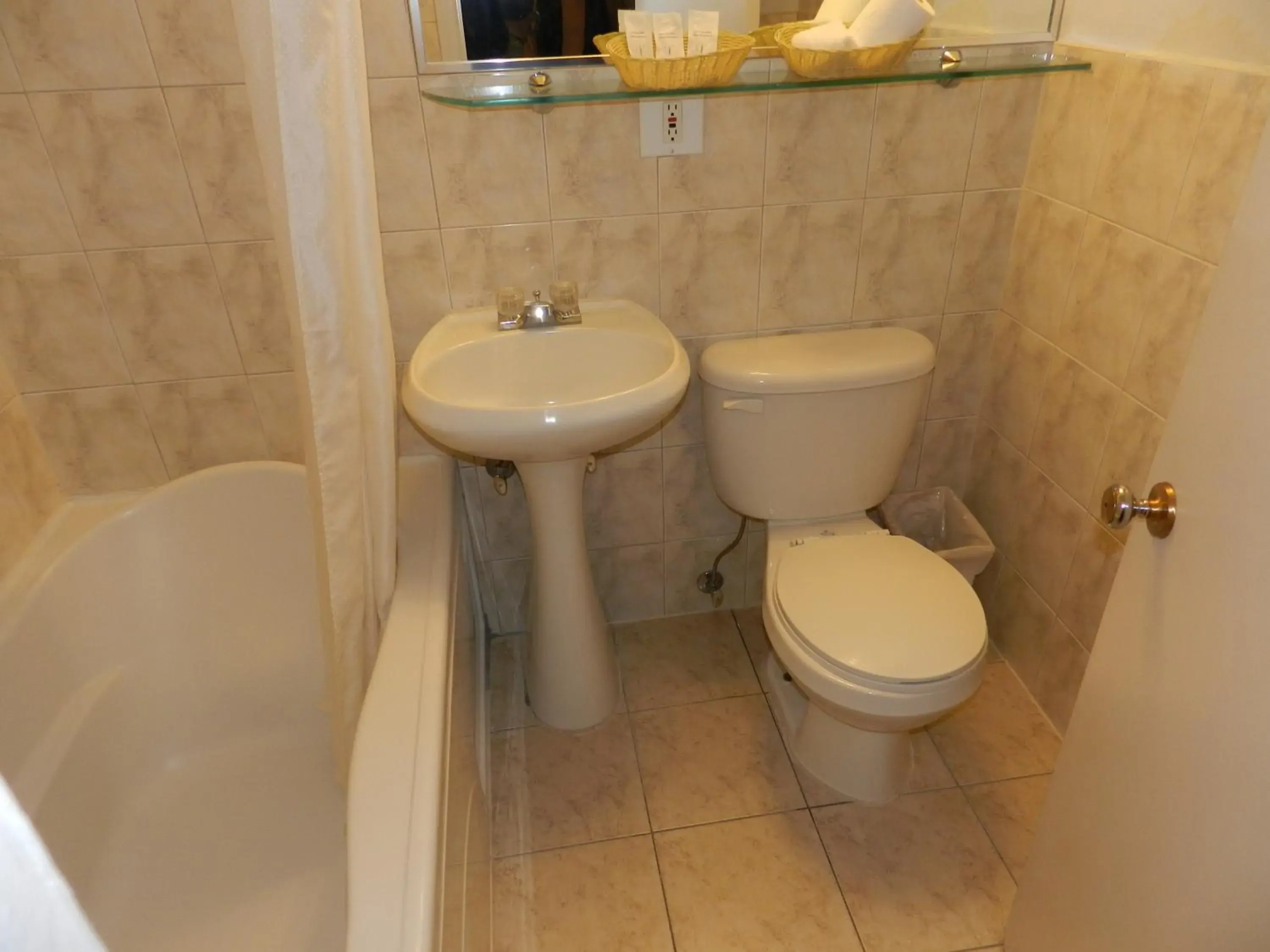 Queen Room with Two Queen Beds in L'Auberge de l'Aeroport Inn Queen Room with Two Queen Beds in L'Auberge de l'Aeroport Inn