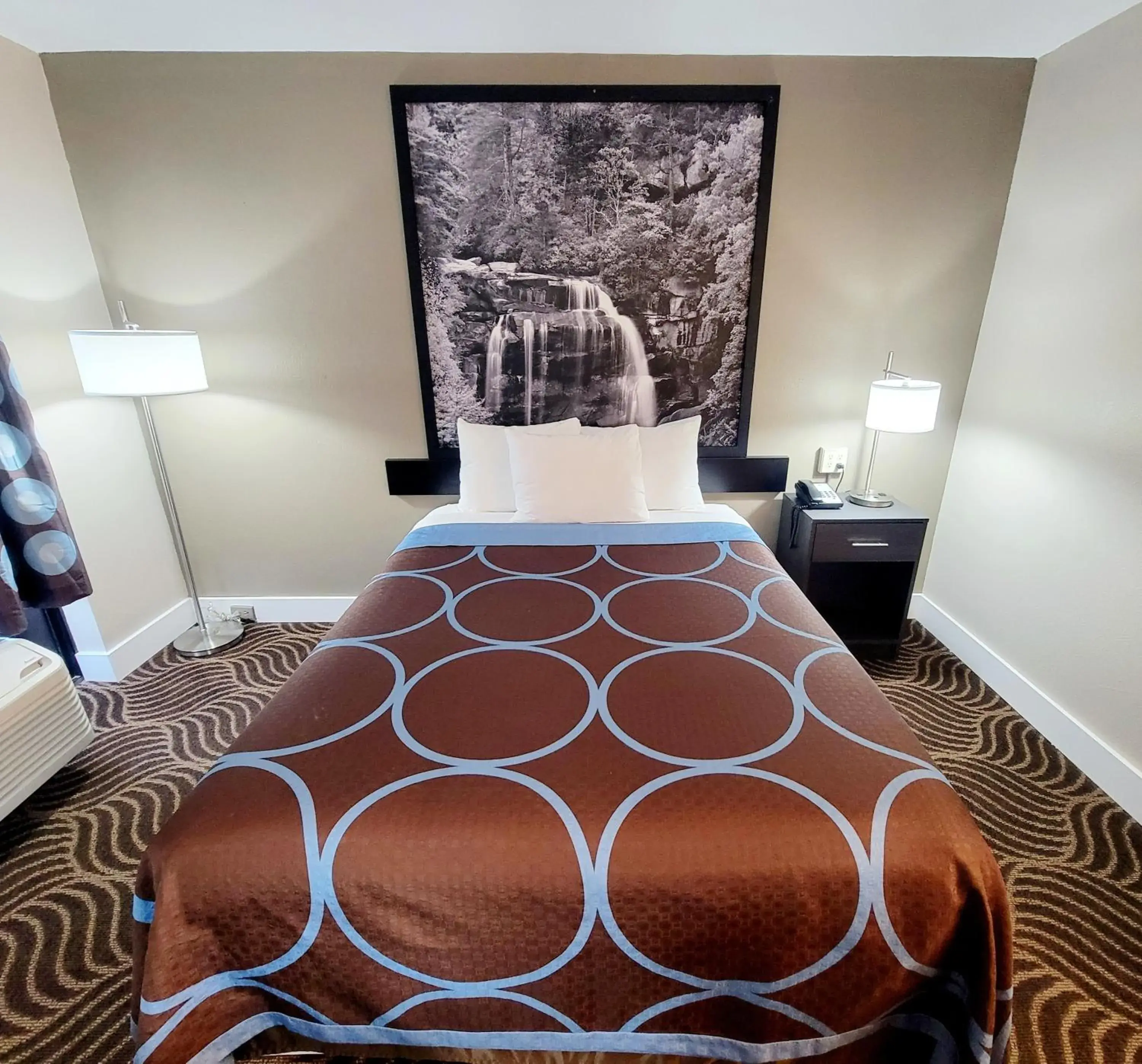 Queen Room - Non-Smoking in Super 8 by Wyndham Marion NC Queen Room - Non-Smoking in Super 8 by Wyndham Marion NC