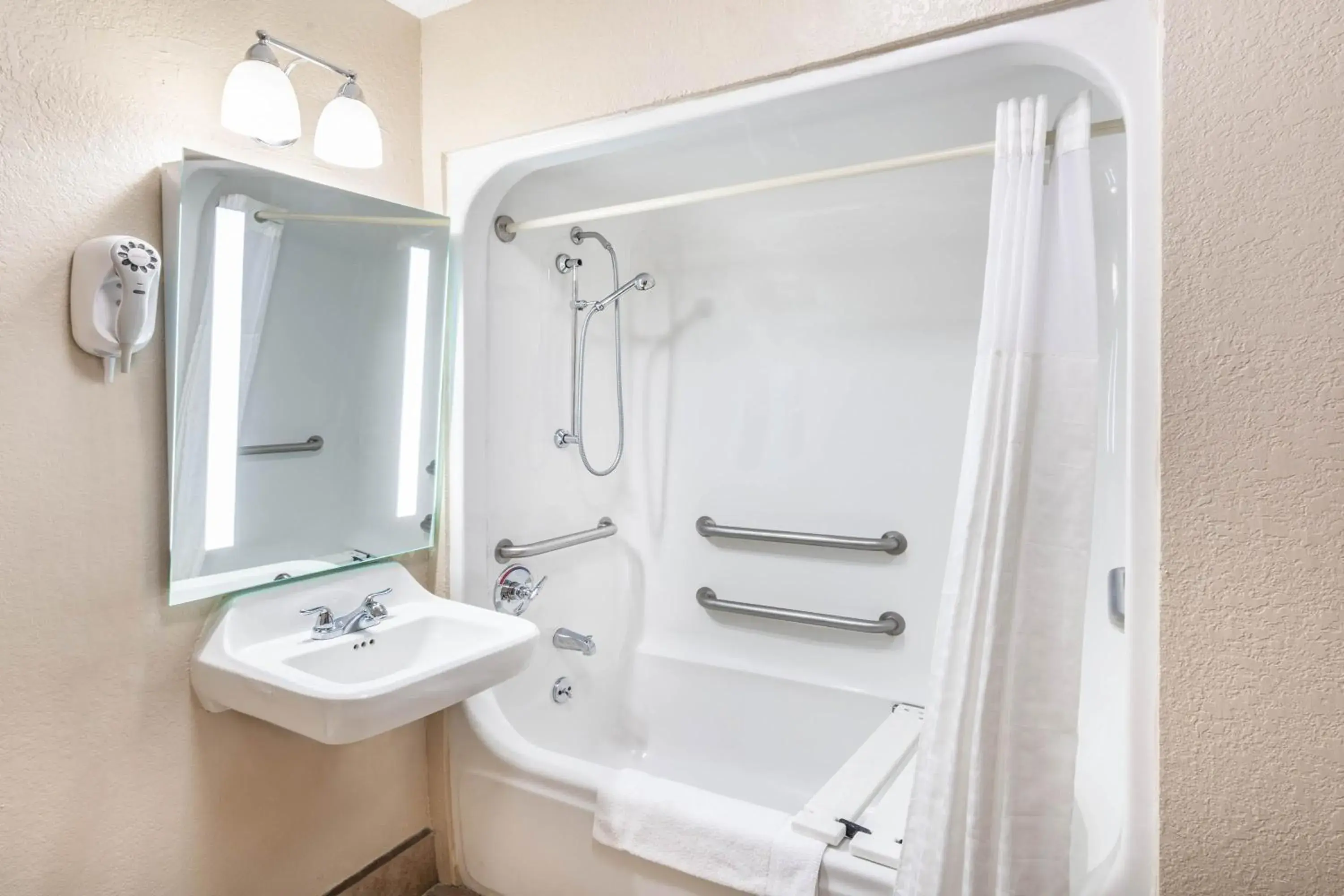 Queen Room - Disability Access - Non-Smoking in Baymont by Wyndham Tupelo Queen Room - Disability Access - Non-Smoking in Baymont by Wyndham Tupelo