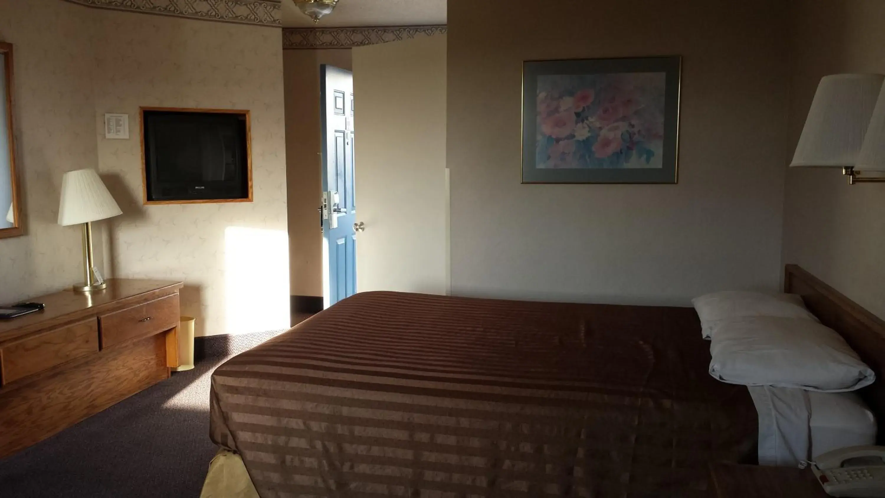 Queen Room - Non-Smoking in Travelodge by Wyndham Page, View of Lake Powell Queen Room - Non-Smoking in Travelodge by Wyndham Page, View of Lake Powell