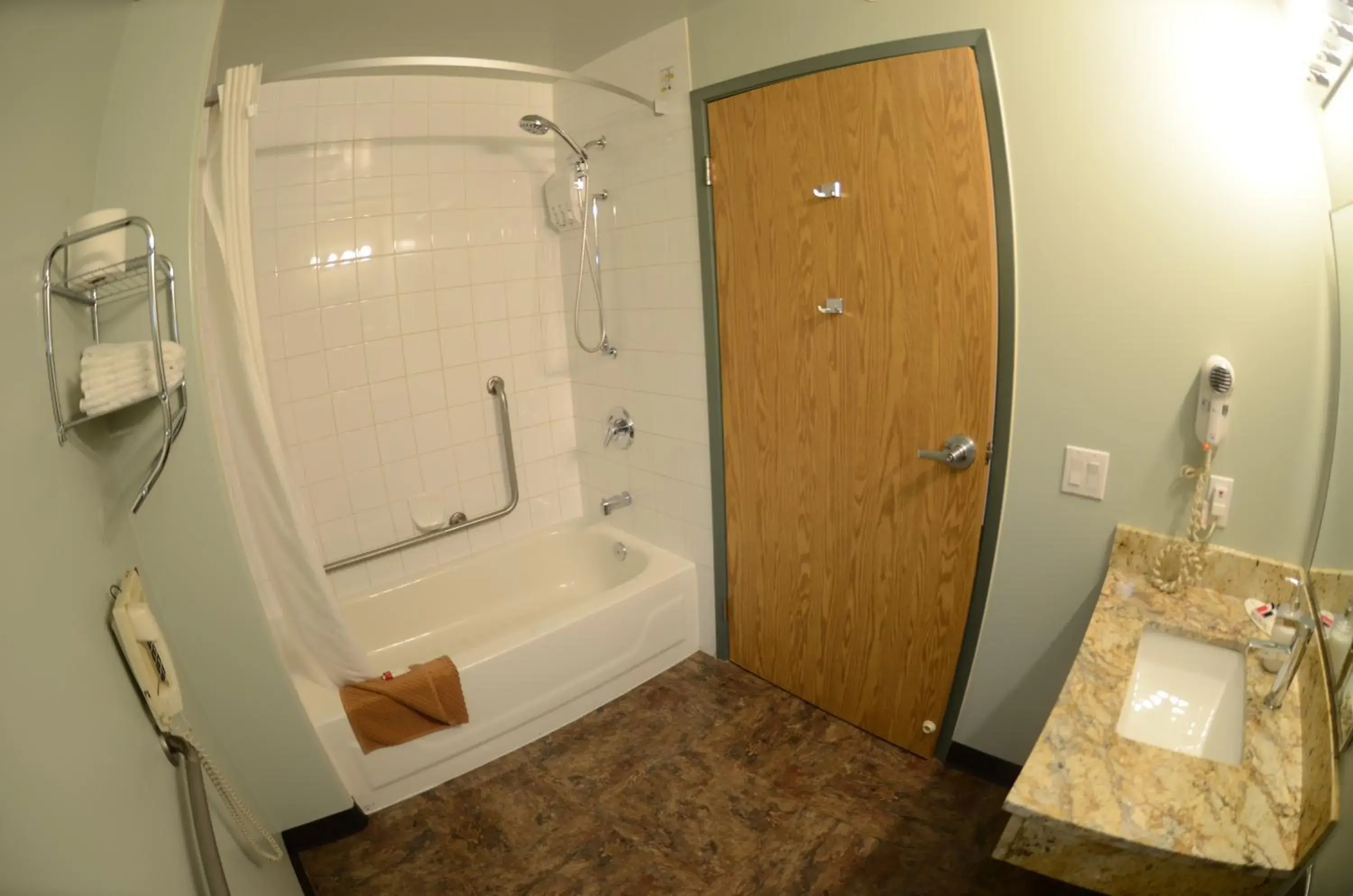 1 Queen Bed, Drive-Up Mobility Accessible Room, Ground Floor, Non-Smoking in Super 8 by Wyndham Taber AB 1 Queen Bed, Drive-Up Mobility Accessible Room, Ground Floor, Non-Smoking in Super 8 by Wyndham Taber AB