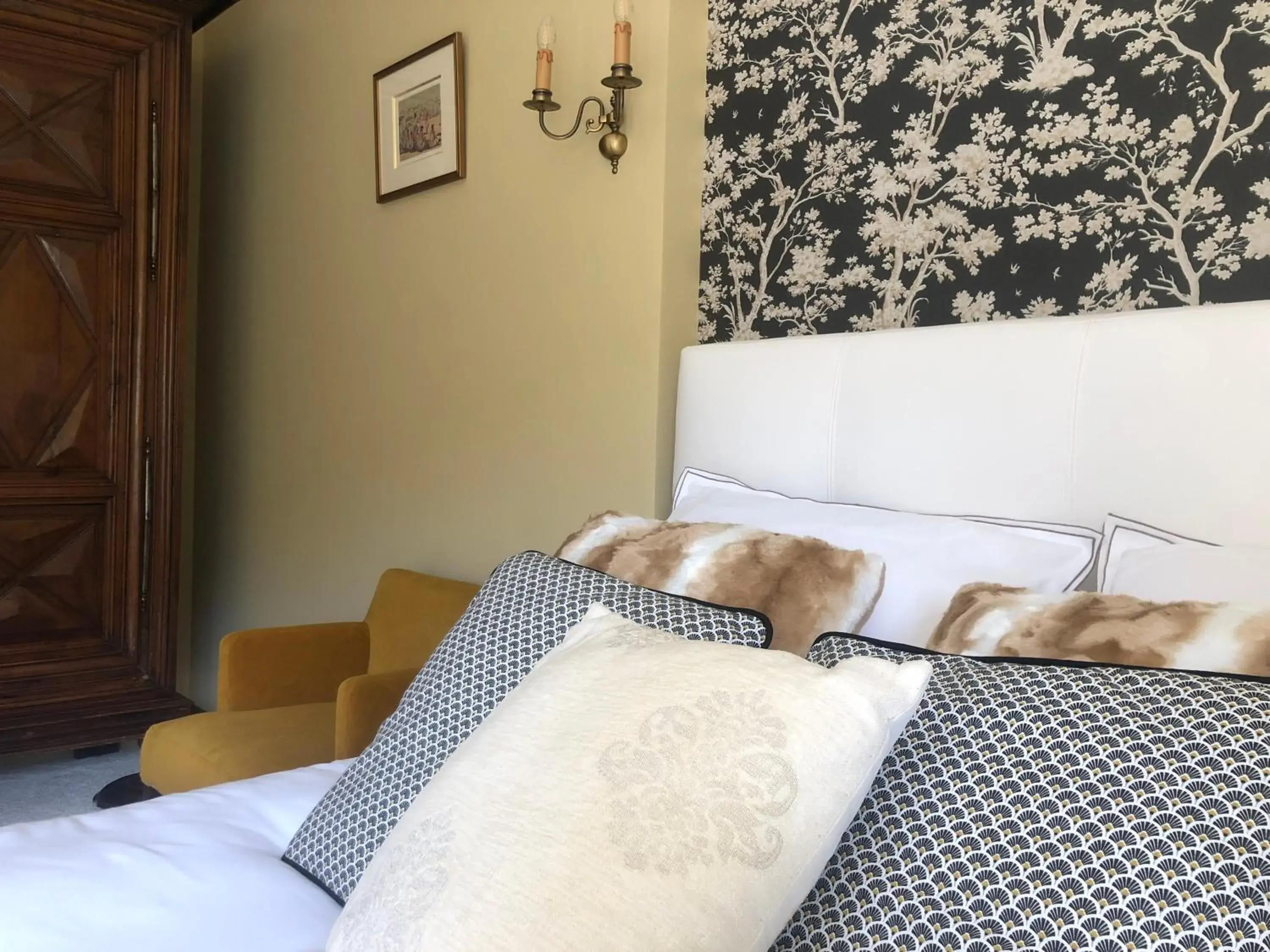 Deluxe Double Room with Shower - single occupancy in MAISON BLANCHE Deluxe Double Room with Shower - single occupancy in MAISON BLANCHE