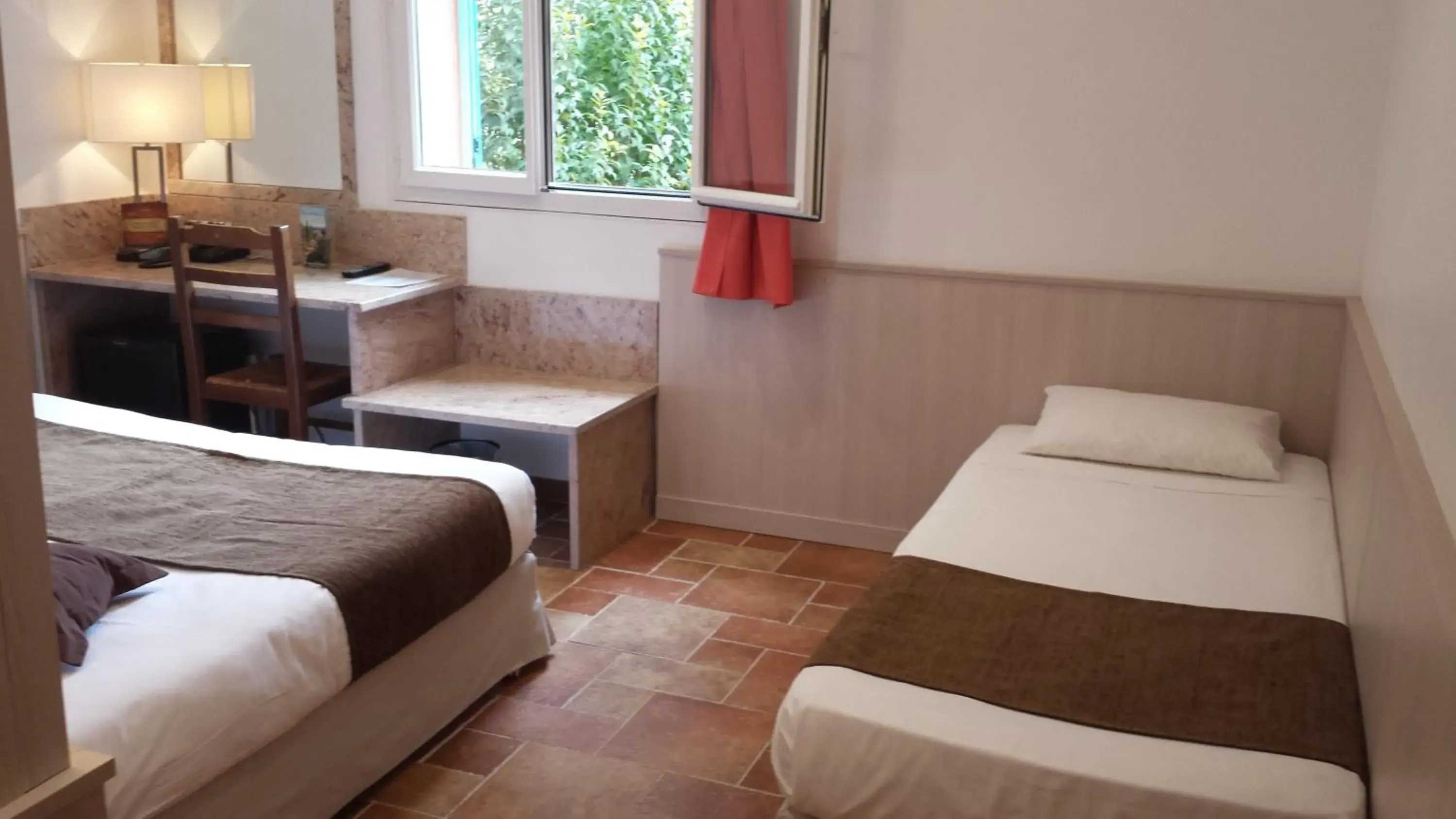 Twin Room in Les Jardins De La Glacière Twin Room in Les Jardins De La Glacière