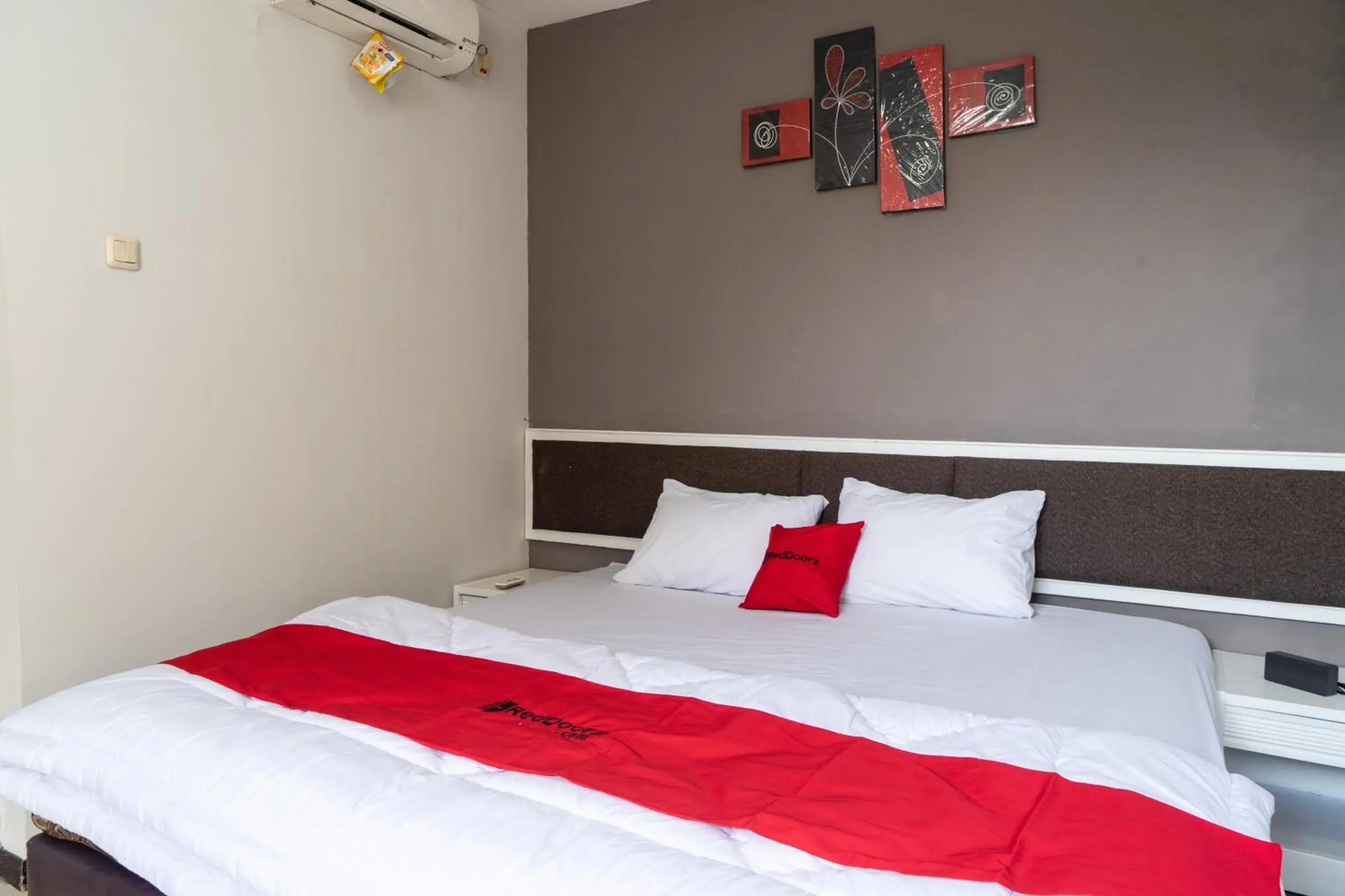 Deluxe Room in RedDoorz Plus @ Sawah Besar Deluxe Room in RedDoorz Plus @ Sawah Besar