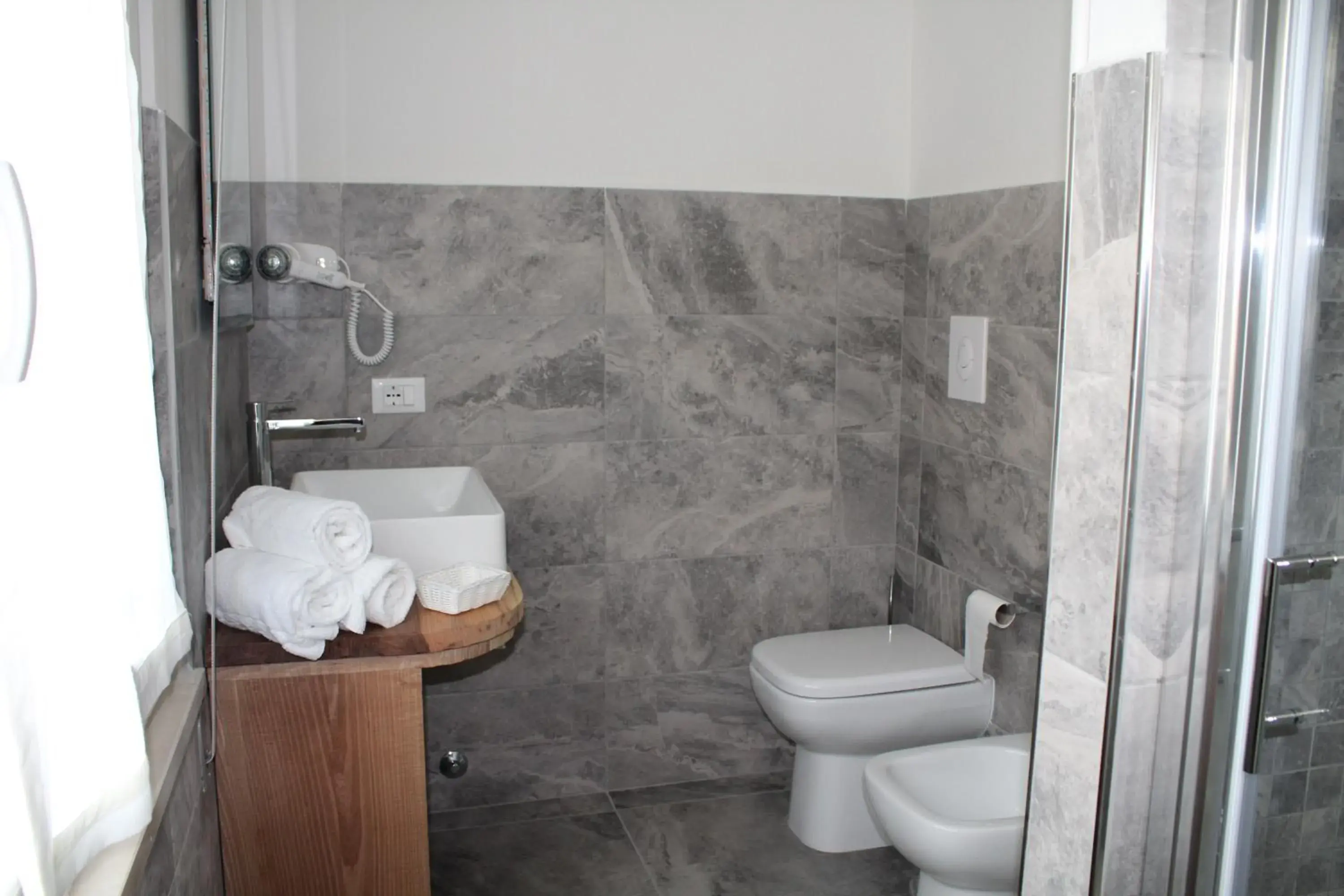 Large Double or Twin Room - single occupancy in B&B Poggiobonizio Large Double or Twin Room - single occupancy in B&B Poggiobonizio