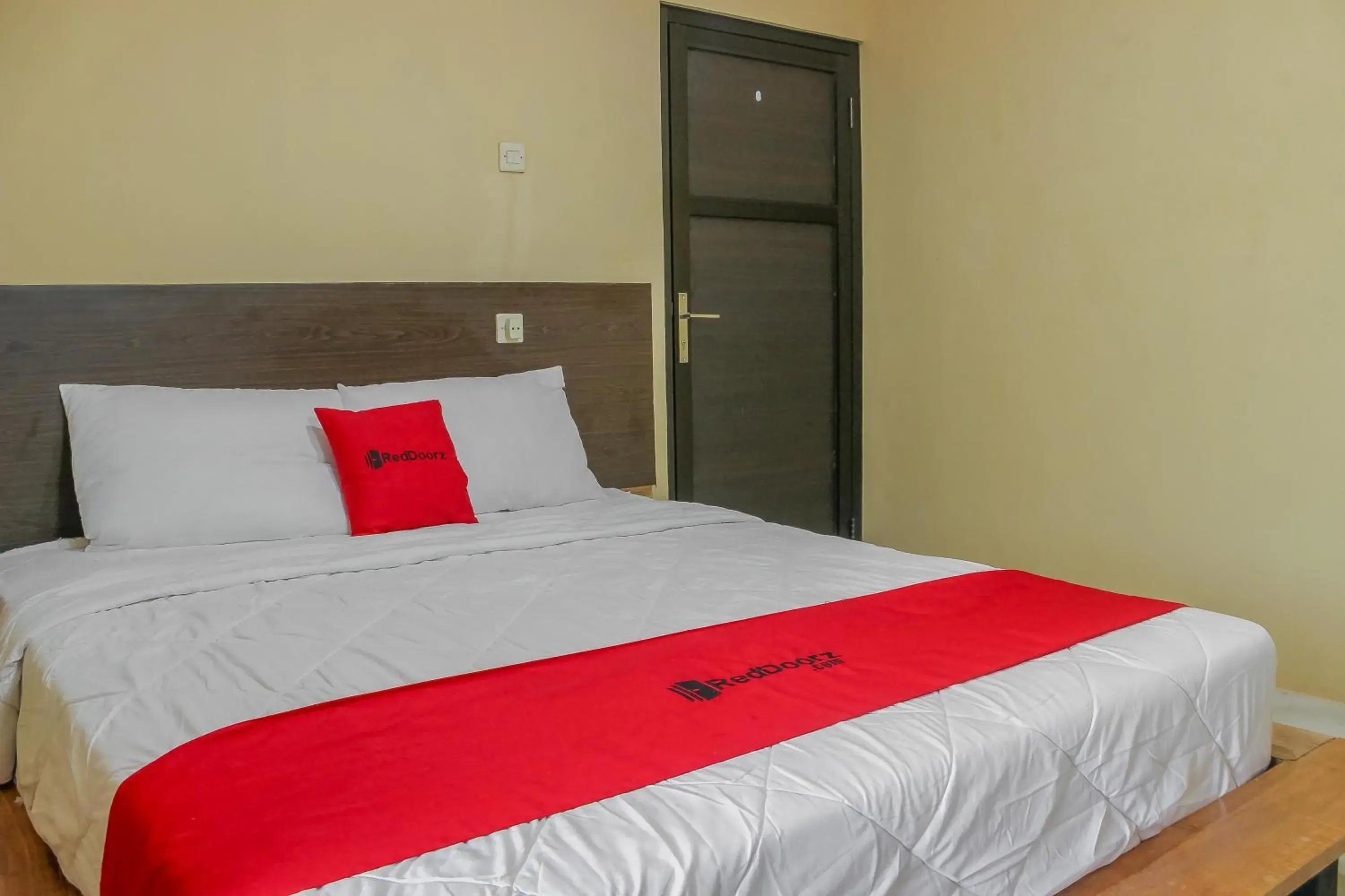 Double Room in RedDoorz Syariah near Pasar Modern Cikopo Double Room in RedDoorz Syariah near Pasar Modern Cikopo