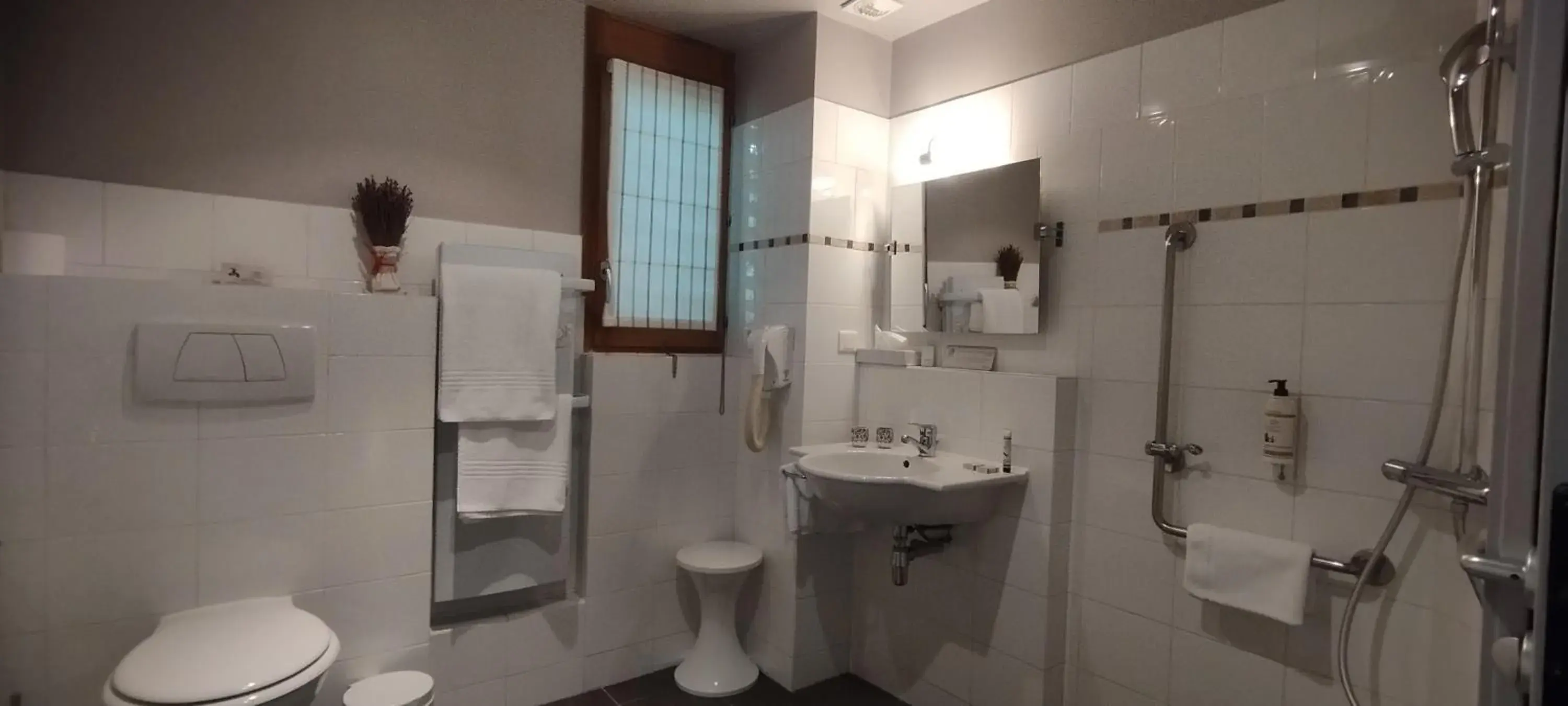 2 Communicating Double Rooms in Hôtel Les Esclargies 2 Communicating Double Rooms in Hôtel Les Esclargies