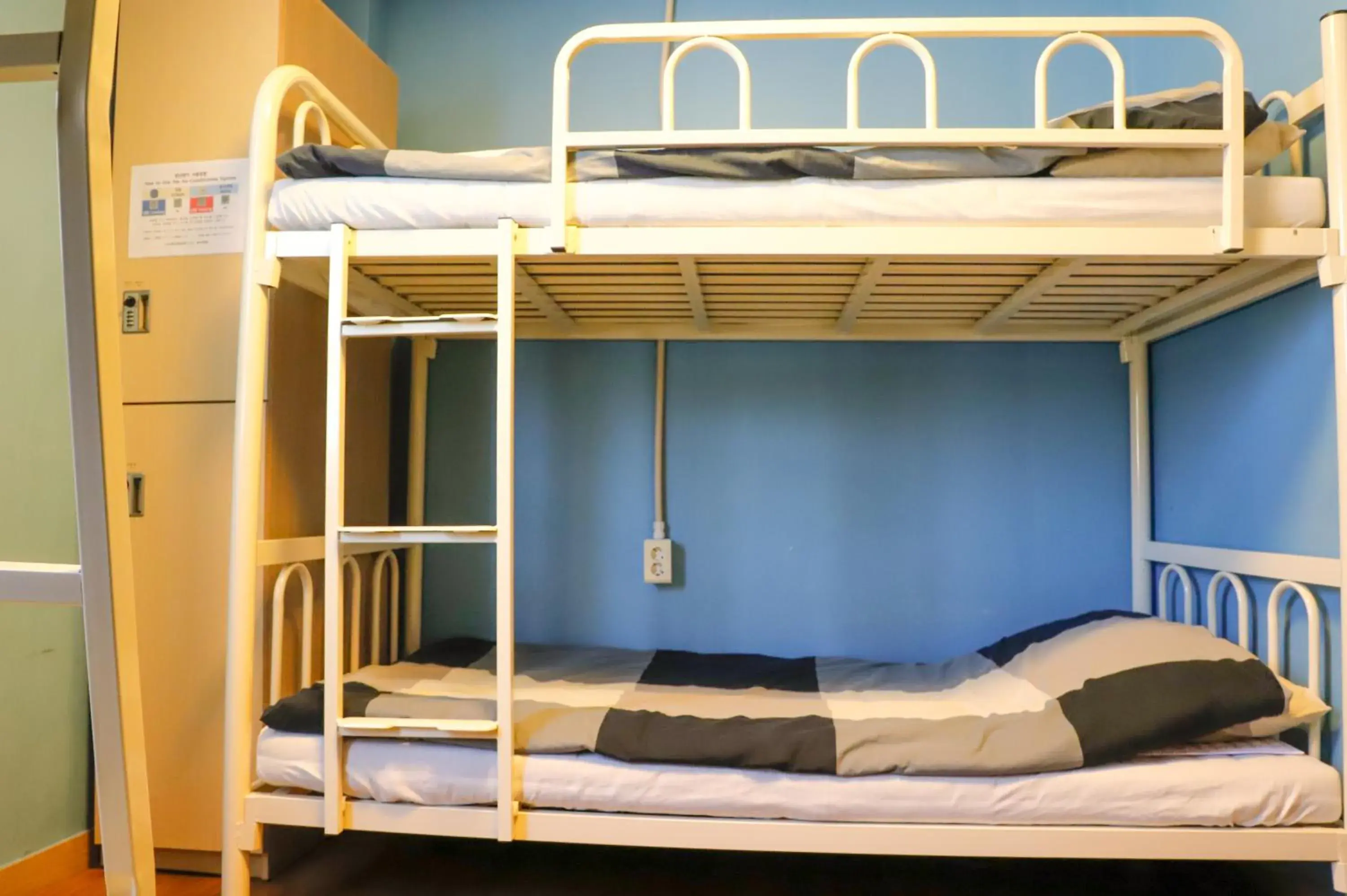 Bed in 6-Bed Female Dormitory Room in Busan Sukbak Dot Com Guesthouse Bed in 6-Bed Female Dormitory Room in Busan Sukbak Dot Com Guesthouse