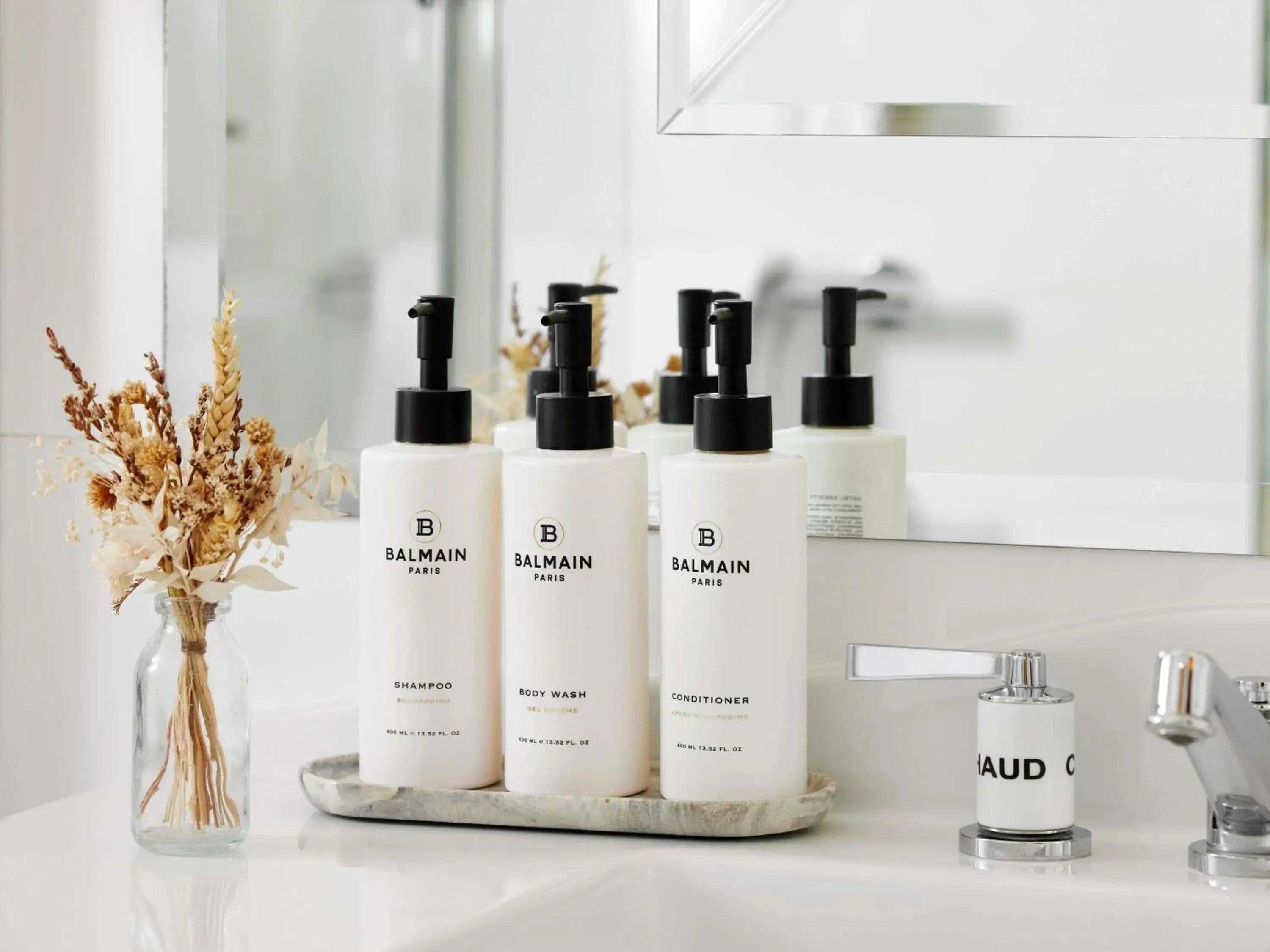 Junior Suite with Twin Beds in Sofitel Paris Baltimore Tour Eiffel Junior Suite with Twin Beds in Sofitel Paris Baltimore Tour Eiffel