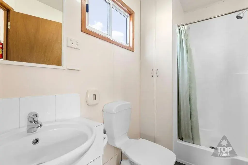 Deluxe Queen Room in Gawler Caravan Park Deluxe Queen Room in Gawler Caravan Park