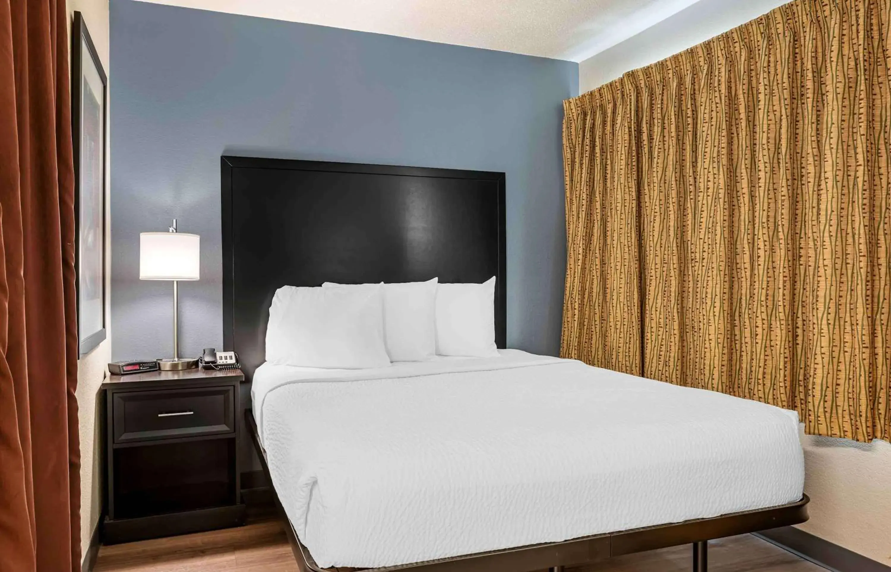 Deluxe Studio with 1 Queen Bed - Non-Smoking in Extended Stay America Suites - Cincinnati - Blue Ash - Reed Hartman Deluxe Studio with 1 Queen Bed - Non-Smoking in Extended Stay America Suites - Cincinnati - Blue Ash - Reed Hartman