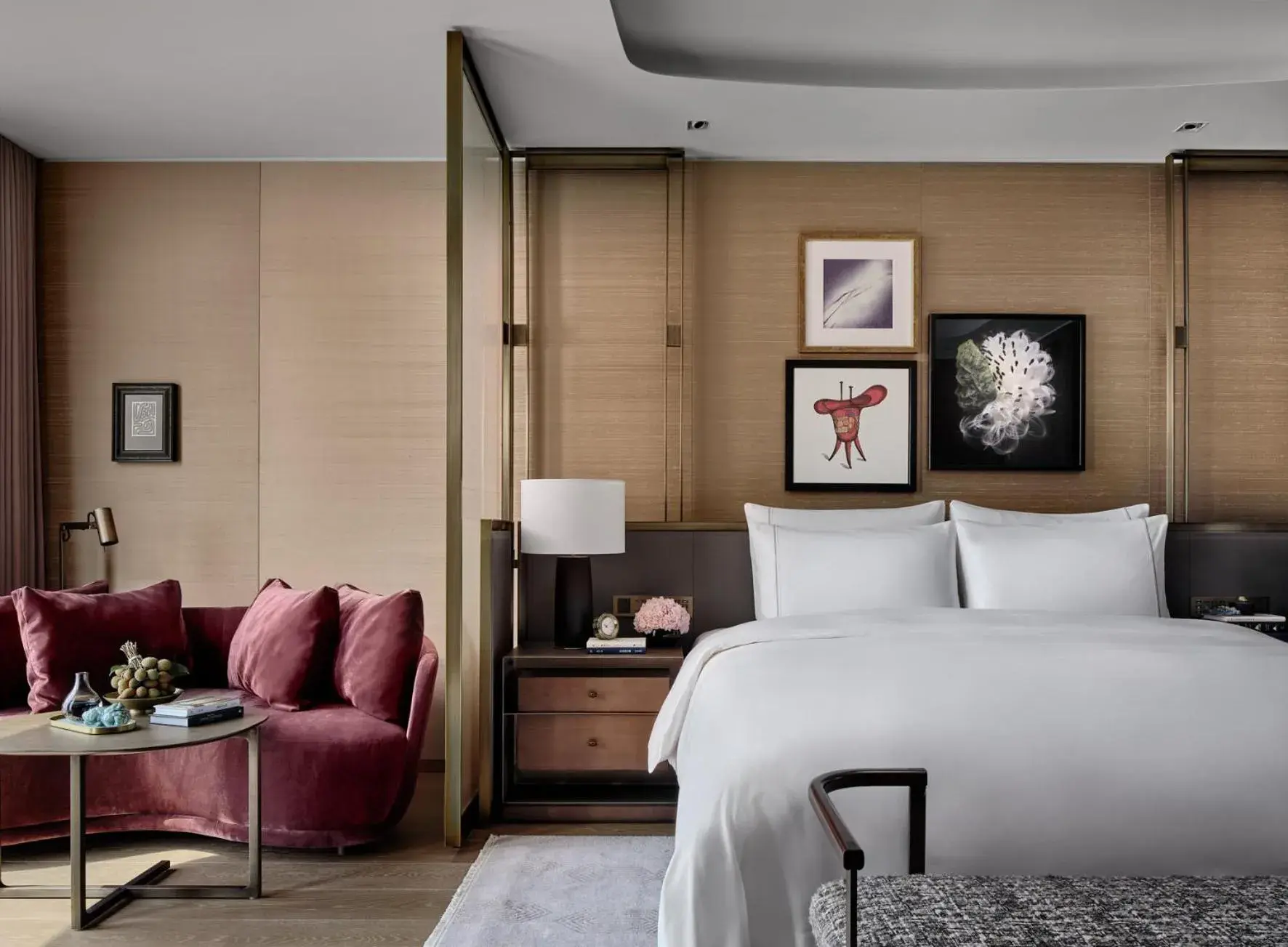 Deluxe King Room in Rosewood Guangzhou, enjoy free shuttle bus service between the hotel and the Canton Fair Complex during the Canton Fair Deluxe King Room in Rosewood Guangzhou, enjoy free shuttle bus service between the hotel and the Canton Fair Complex during the Canton Fair
