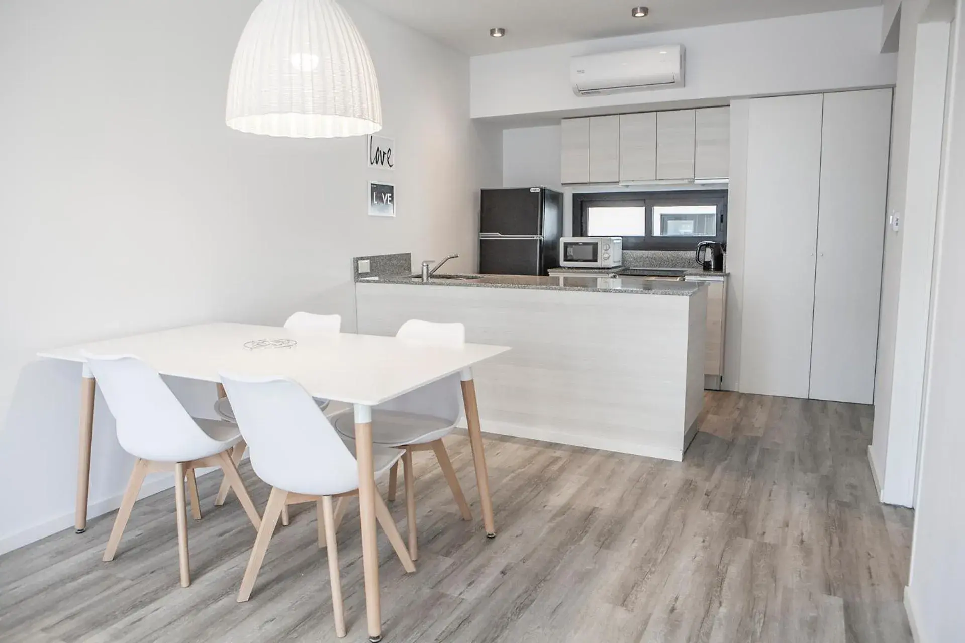 One-Bedroom Apartment in Monroe Suites One-Bedroom Apartment in Monroe Suites