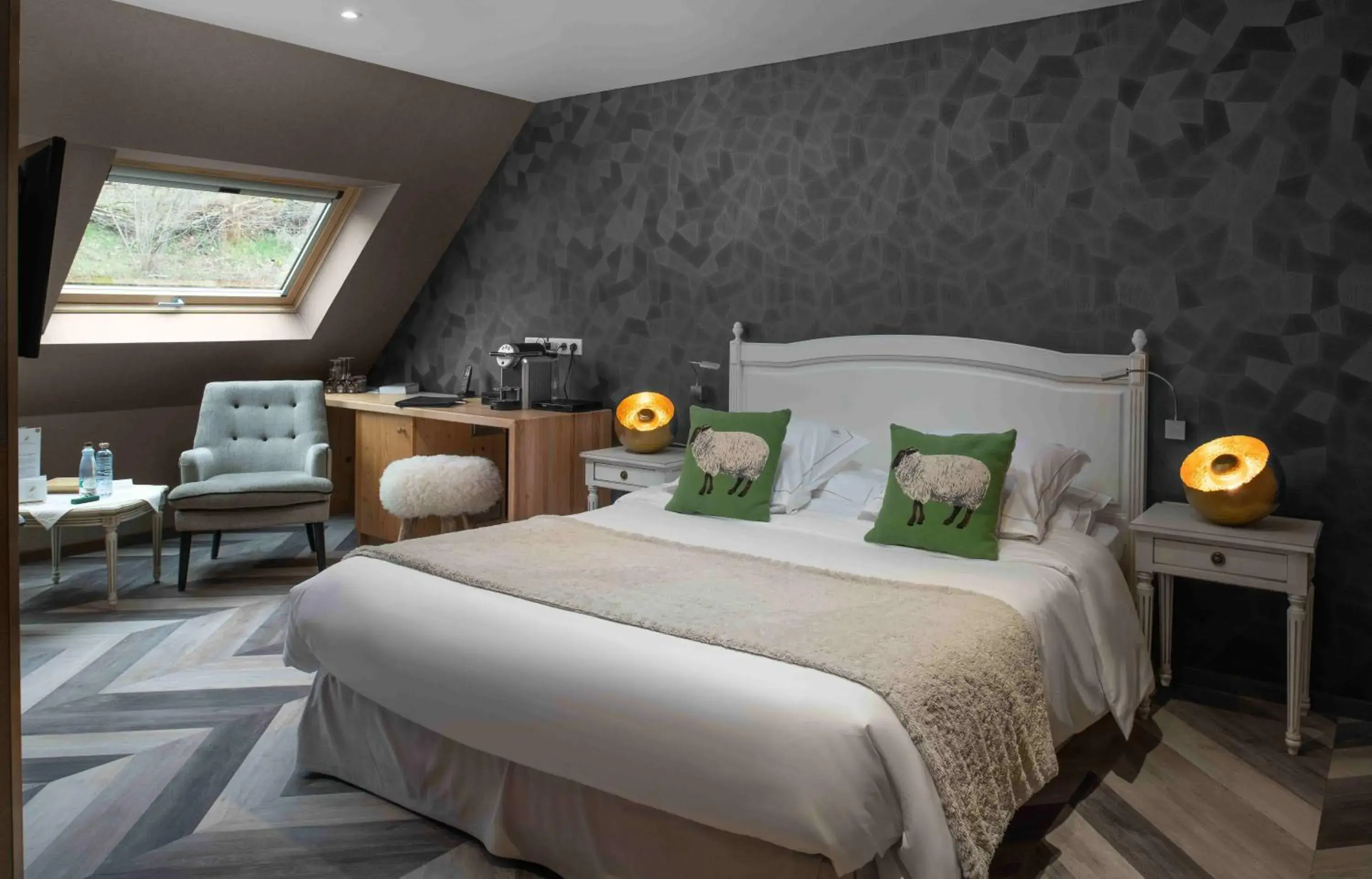 Superior Double Room "Les Montagnes" in LA CHENEAUDIÈRE - Hôtel Spa - Relais & Châteaux - Restaurant étoilé Superior Double Room "Les Montagnes" in LA CHENEAUDIÈRE - Hôtel Spa - Relais & Châteaux - Restaurant étoilé