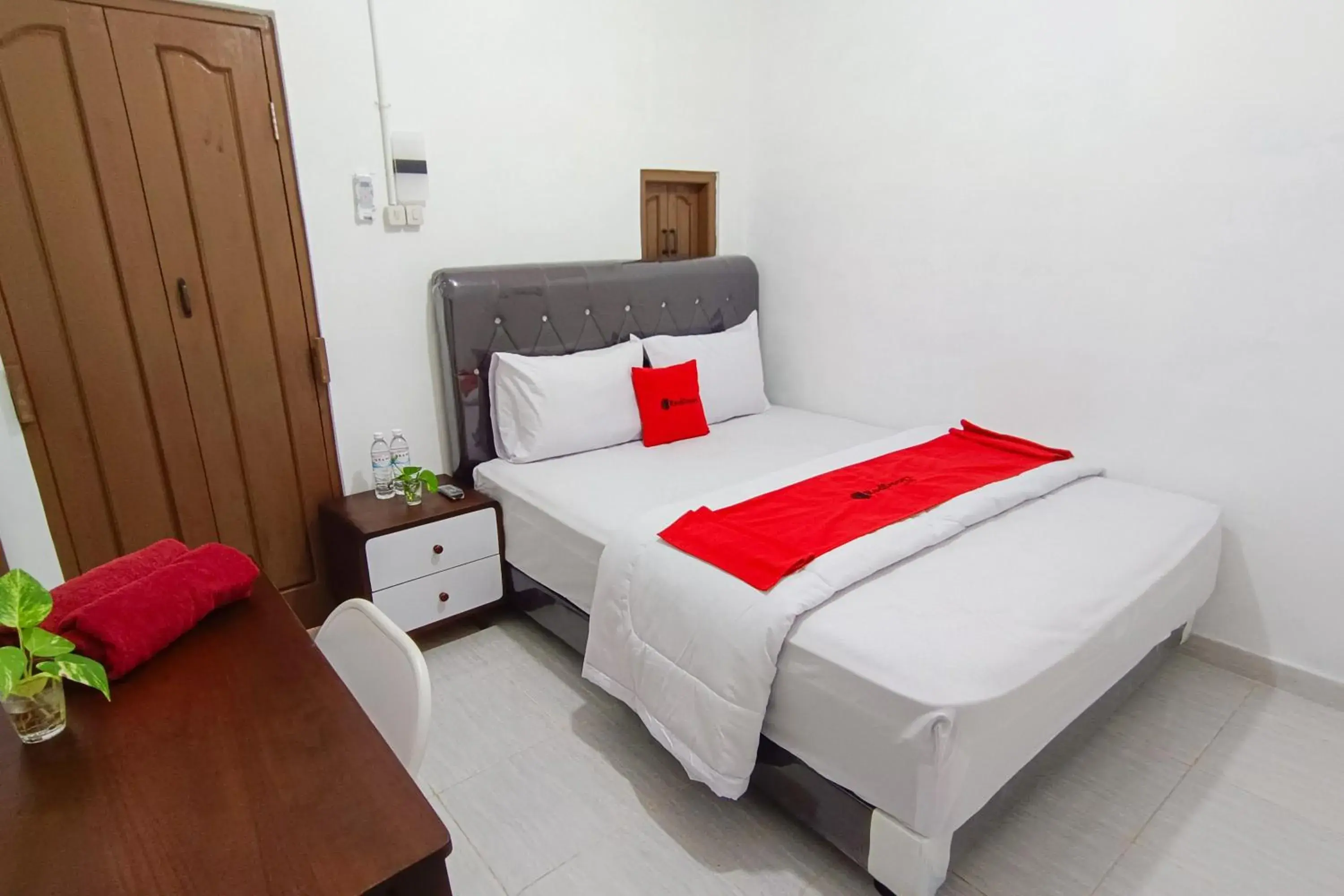 Standard Double Room in RedDoorz at Kubu Selem Lampung Standard Double Room in RedDoorz at Kubu Selem Lampung