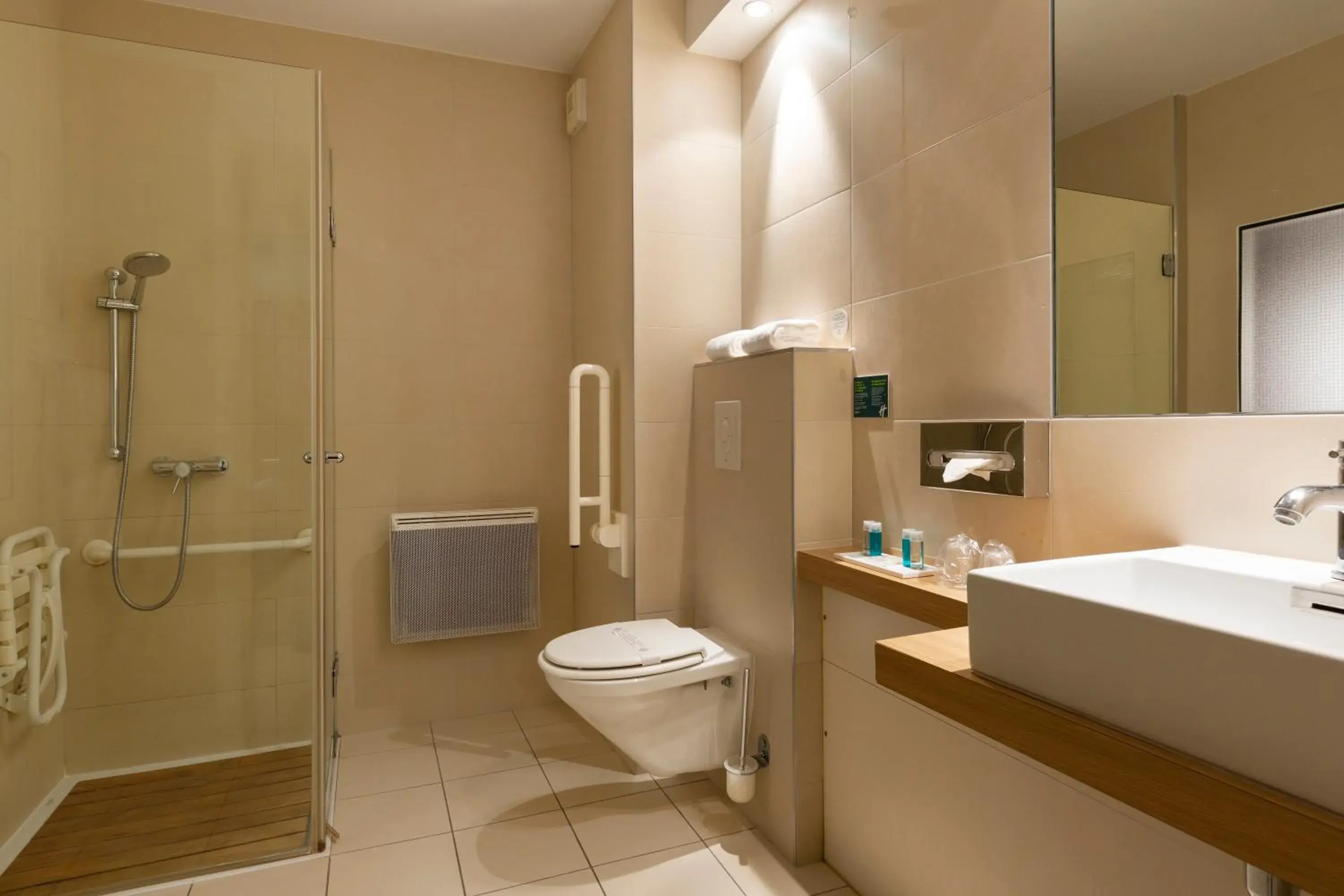 Standard Queen Room with City View - Disability Access in Holiday Inn - Strasbourg - Nord by IHG Standard Queen Room with City View - Disability Access in Holiday Inn - Strasbourg - Nord by IHG