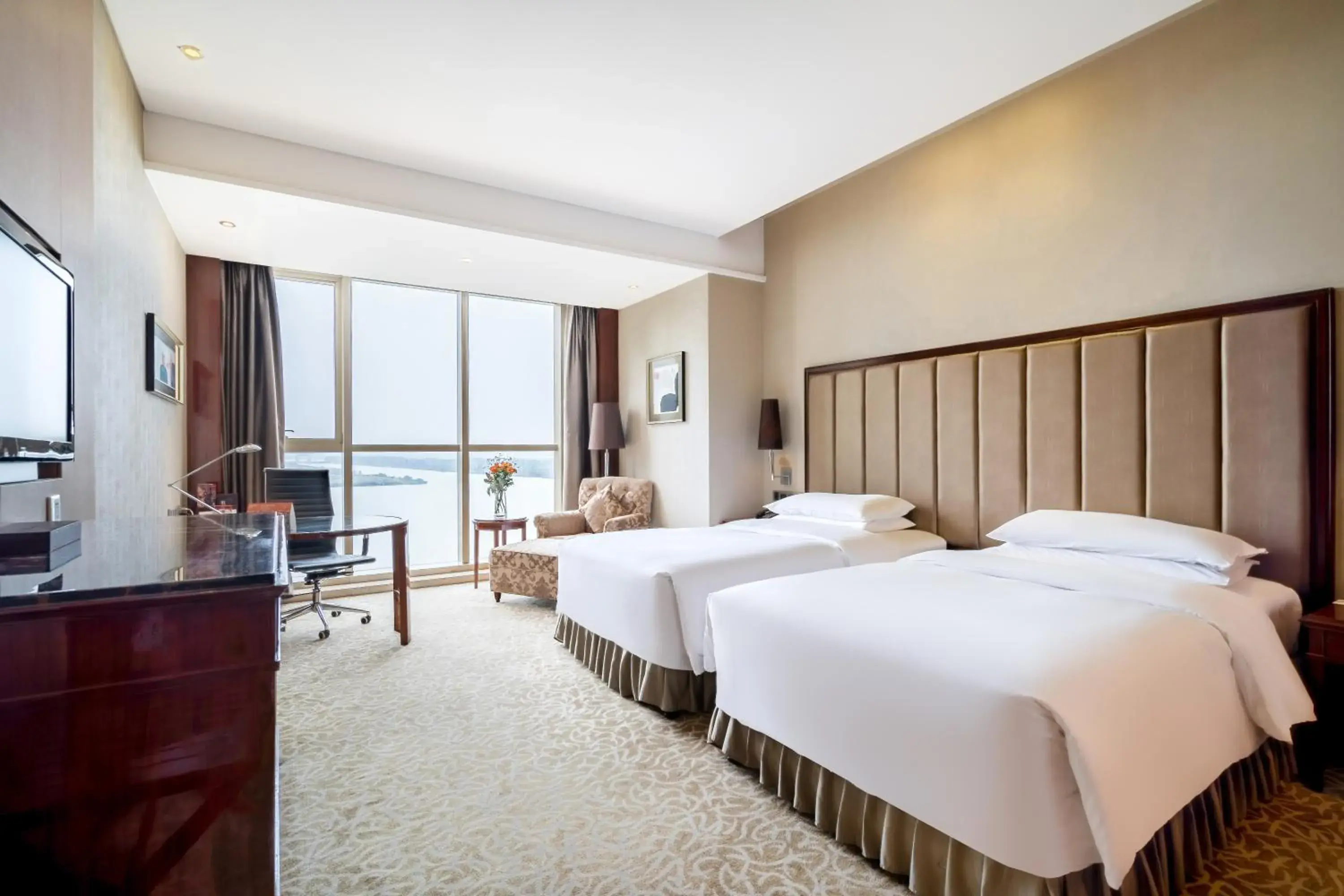 Standard Twin Room with River View in Crowne Plaza Zhenjiang by IHG Standard Twin Room with River View in Crowne Plaza Zhenjiang by IHG