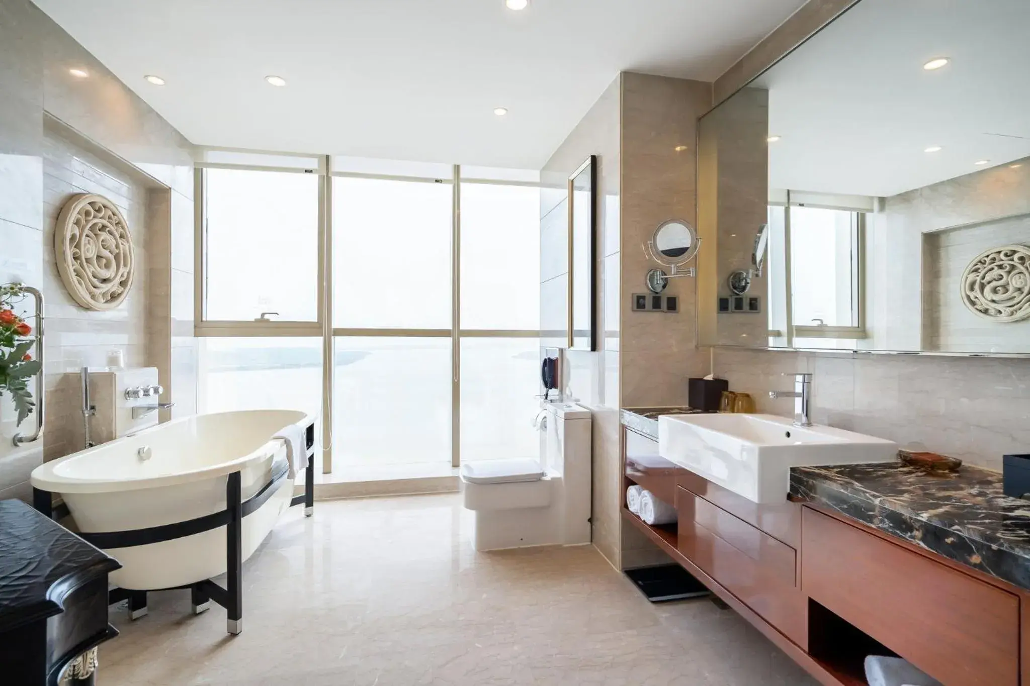Premium King Room with River View in Crowne Plaza Zhenjiang, an IHG Hotel Premium King Room with River View in Crowne Plaza Zhenjiang, an IHG Hotel