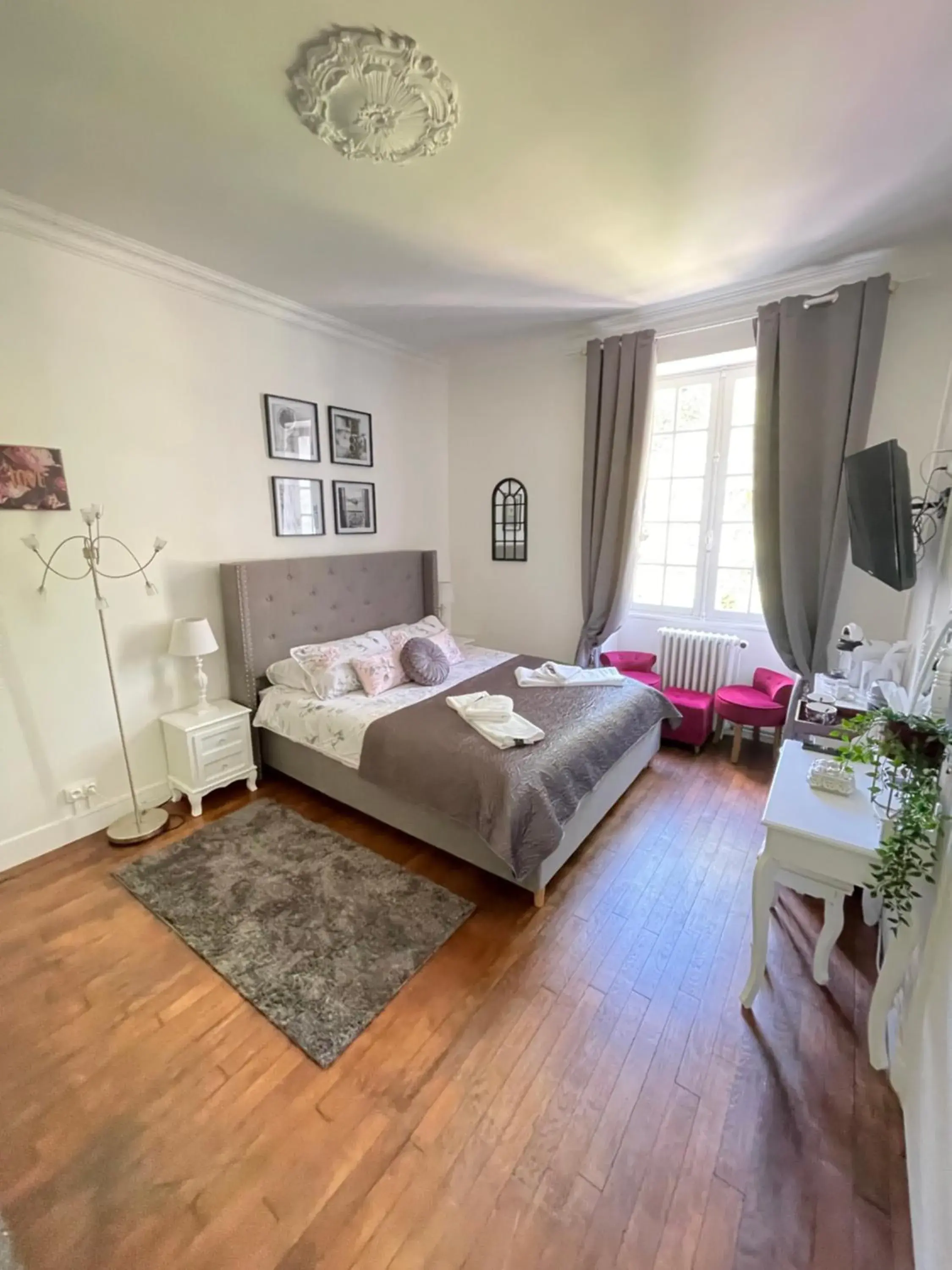 Quadruple Room with Shower in Vue du Château d'Excideuil en chambres Quadruple Room with Shower in Vue du Château d'Excideuil en chambres