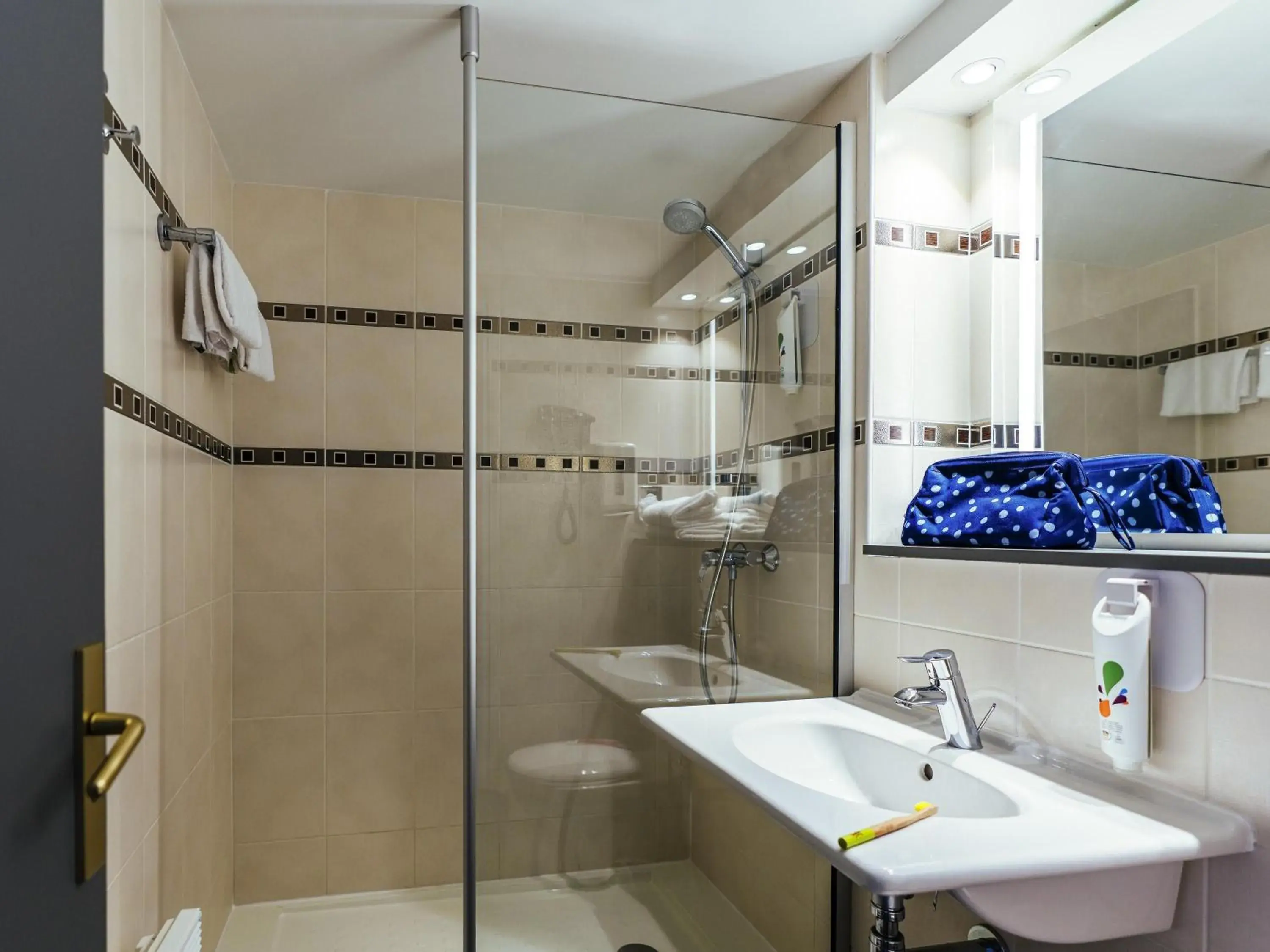 Standard Double Room in ibis Styles Douai Gare Gayant Expo Standard Double Room in ibis Styles Douai Gare Gayant Expo