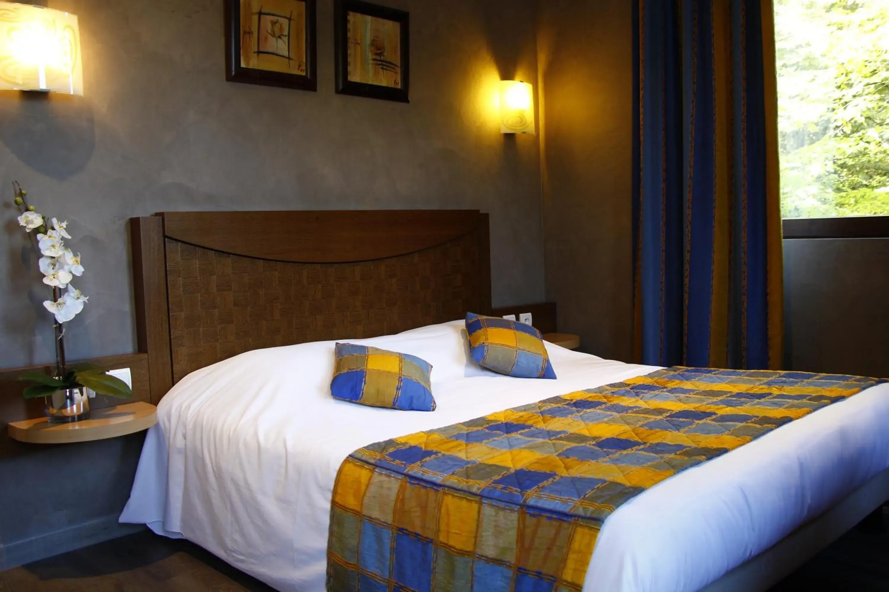 Superior Double Room with Balcony and Lake View in Hotel des Marquisats Superior Double Room with Balcony and Lake View in Hotel des Marquisats