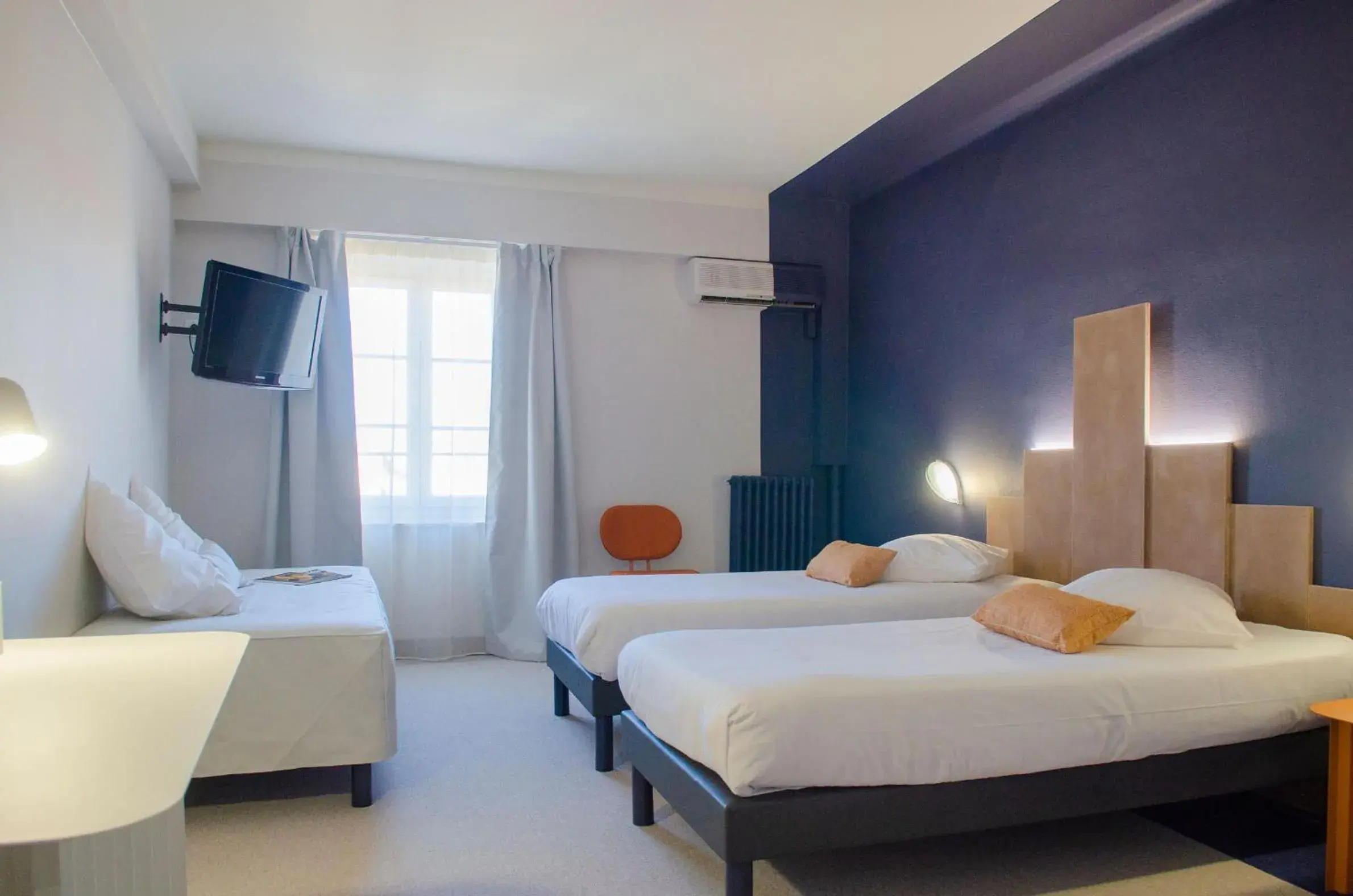 Superior Triple Room in Hôtel IMPERATOR Béziers Superior Triple Room in Hôtel IMPERATOR Béziers