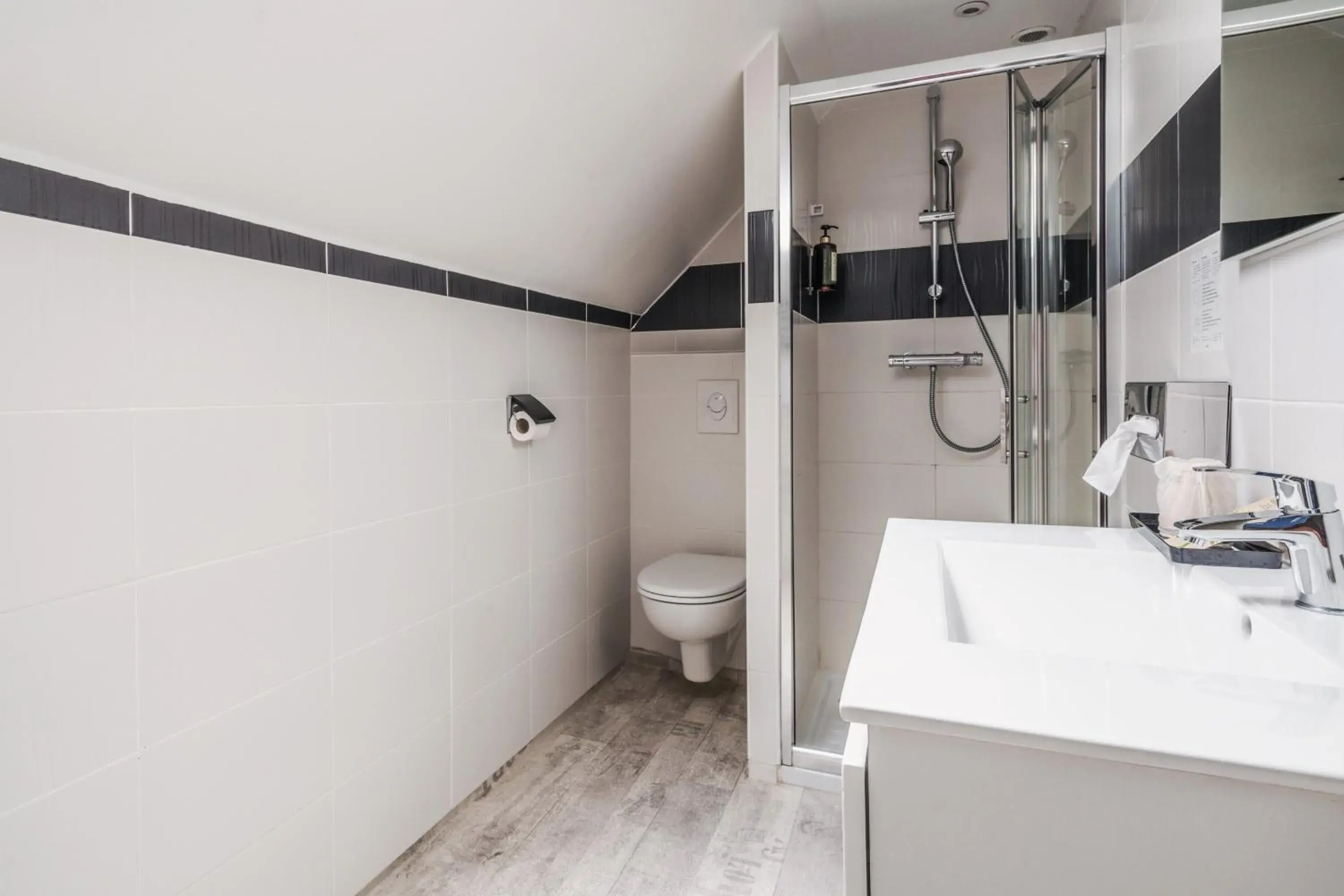 Twin Room in The Originals Boutique, Hôtel Le George , Loches Twin Room in The Originals Boutique, Hôtel Le George , Loches