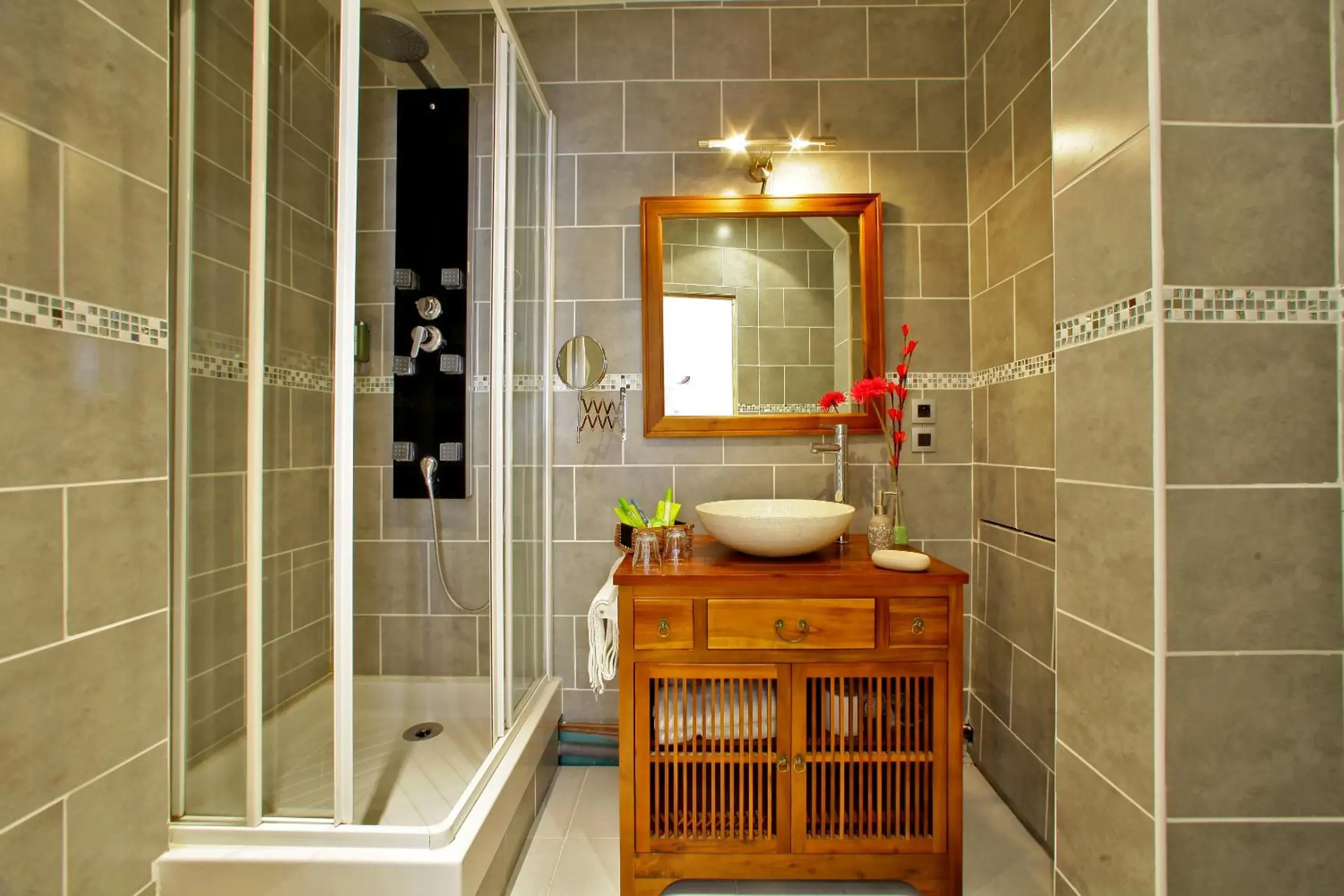 Superior Quadruple Room in Logis Hôtel Restaurant Le Lascaux Superior Quadruple Room in Logis Hôtel Restaurant Le Lascaux